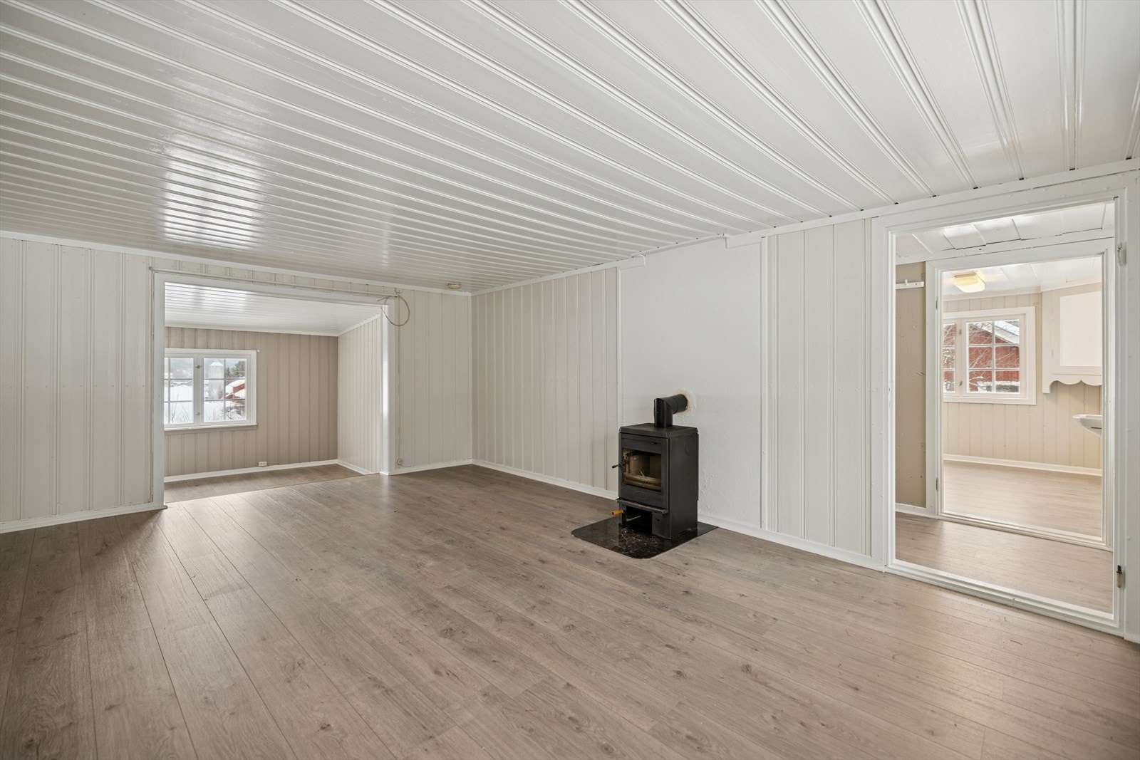 Stuen har en peis praktisk plassert midt i rommet som gir god varme. Galleribilde