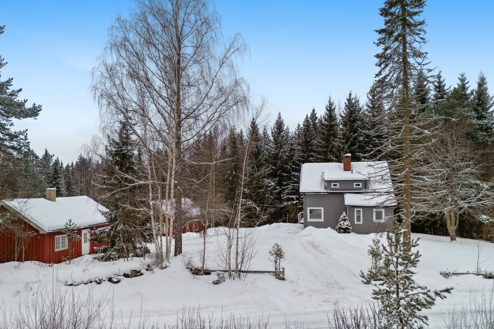 Eneboligen er fra 1951 og har en bygningsmessig utførelse typisk for byggeåret. Galleribilde