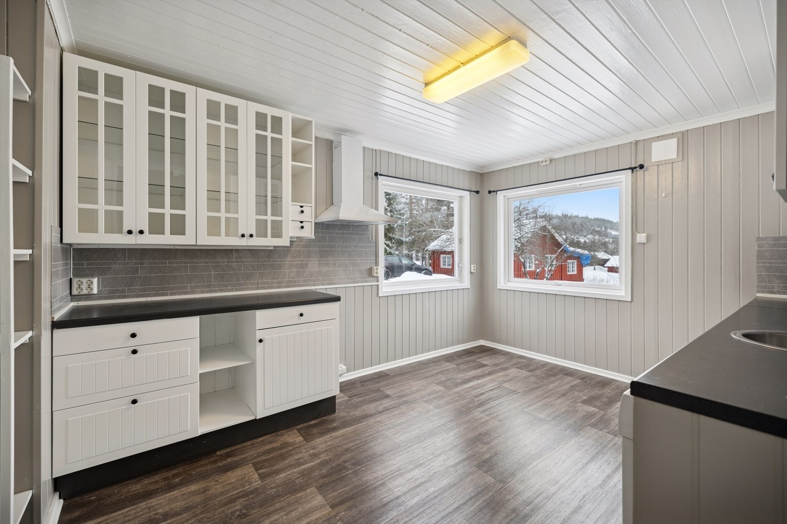 Kjøkkenet har en Ikea-innredning fra 2020 med profilerte fronter og laminert benkeplate. Galleribilde