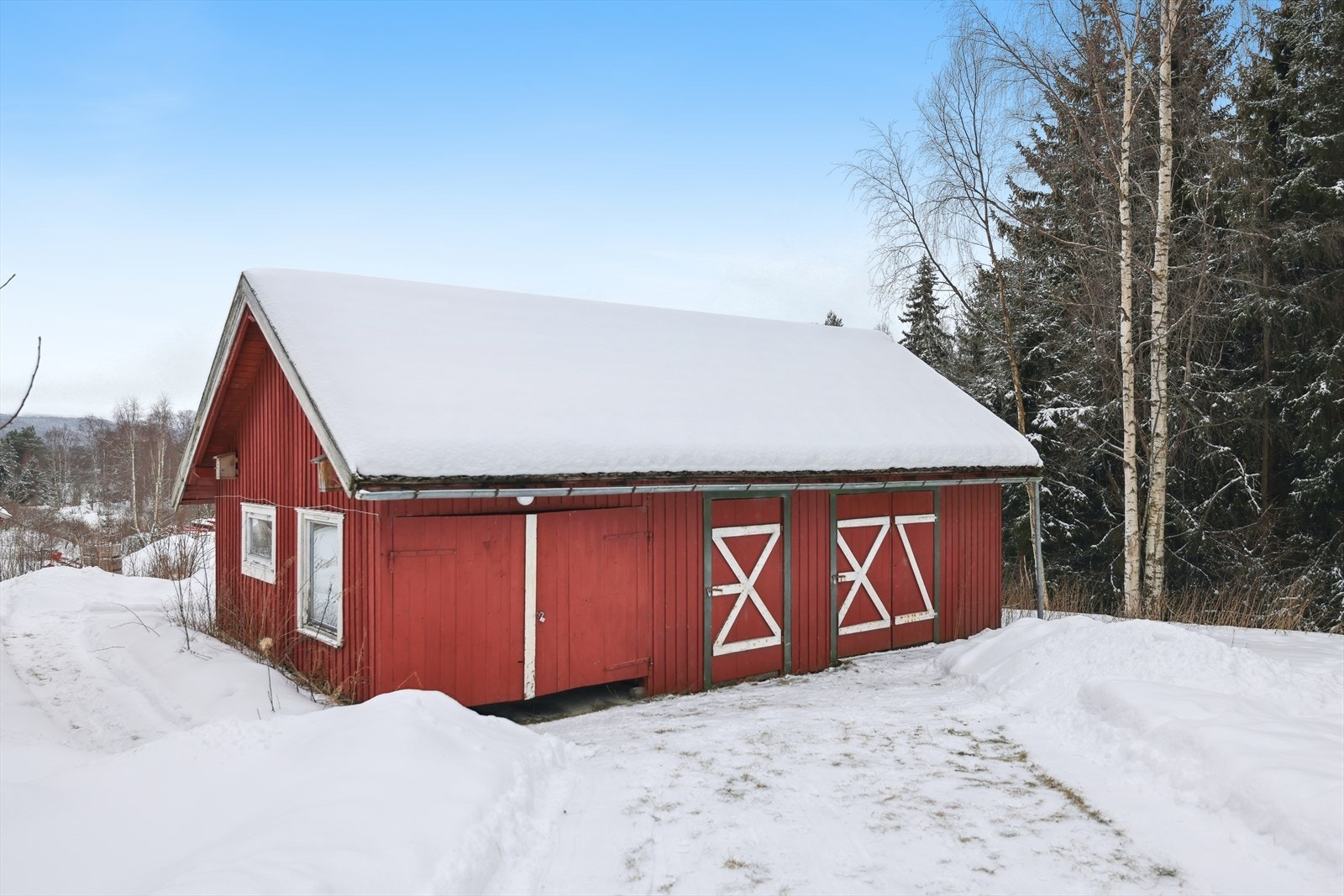 Garasje- og uthusbygningen fra 1949 er på ca. 59 m². Galleribilde