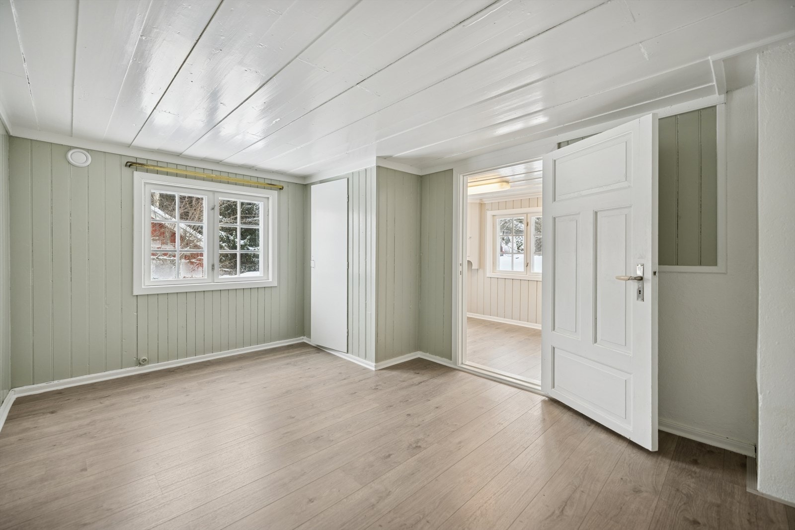 Soverom i anneks/hytte. Innvendige overflater i annekset består hovedsakelig av malt panel. Galleribilde