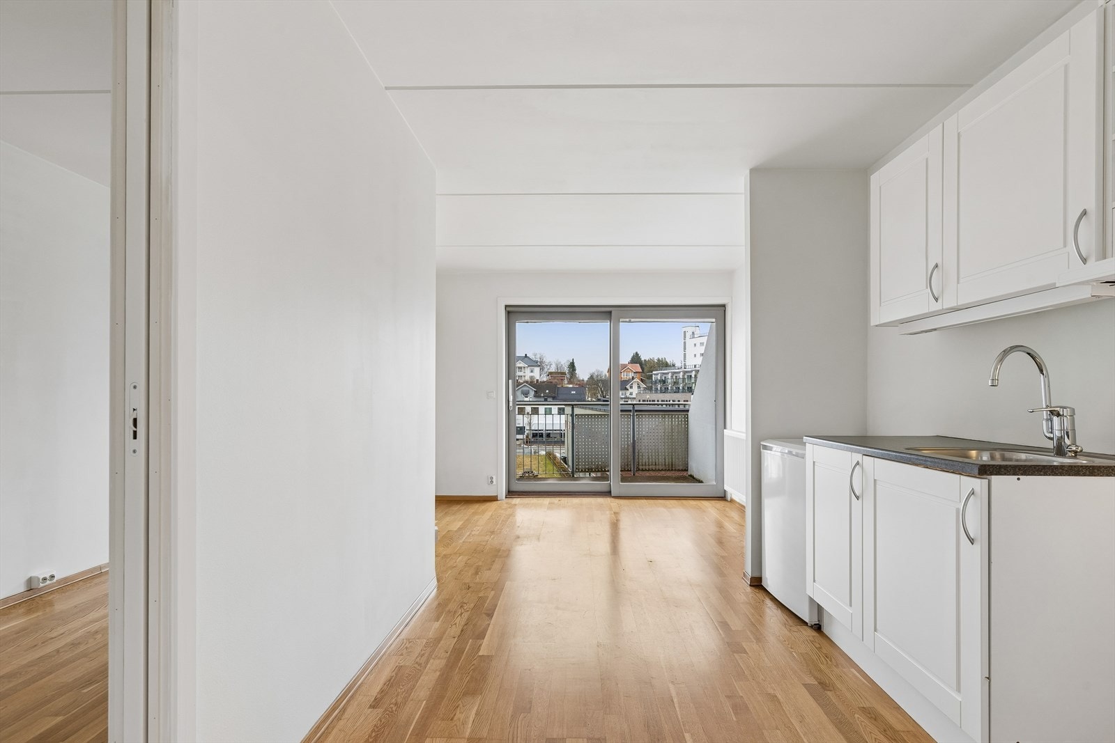 Den gjennomgående romflyten binder kjøkken, stue og balkong elegant sammen. Galleribilde