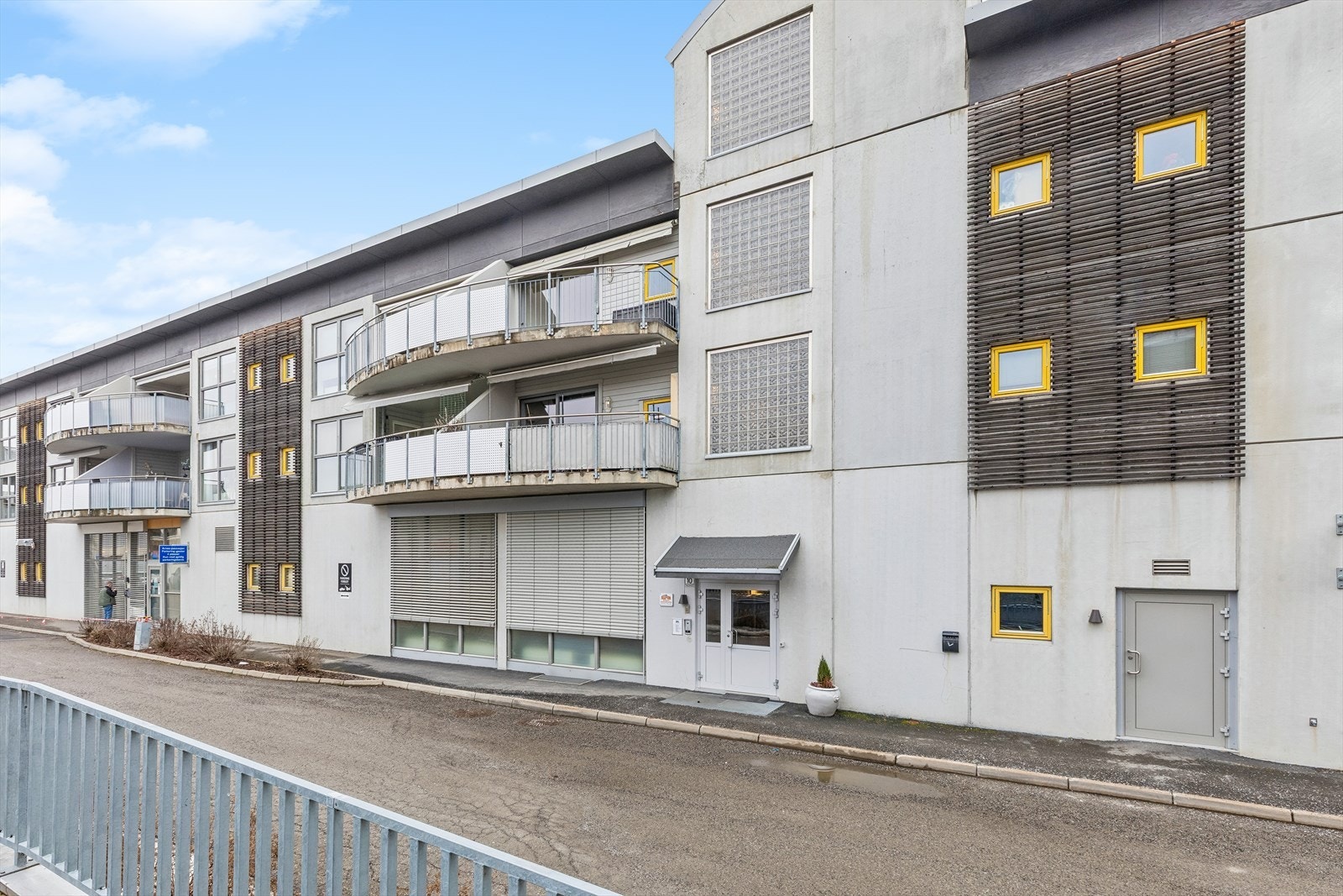 Bygget er fra 2007 og har en fasade kledd med betong og trepanel. I følge styret er det vasking av blokka i mars/april. Galleribilde