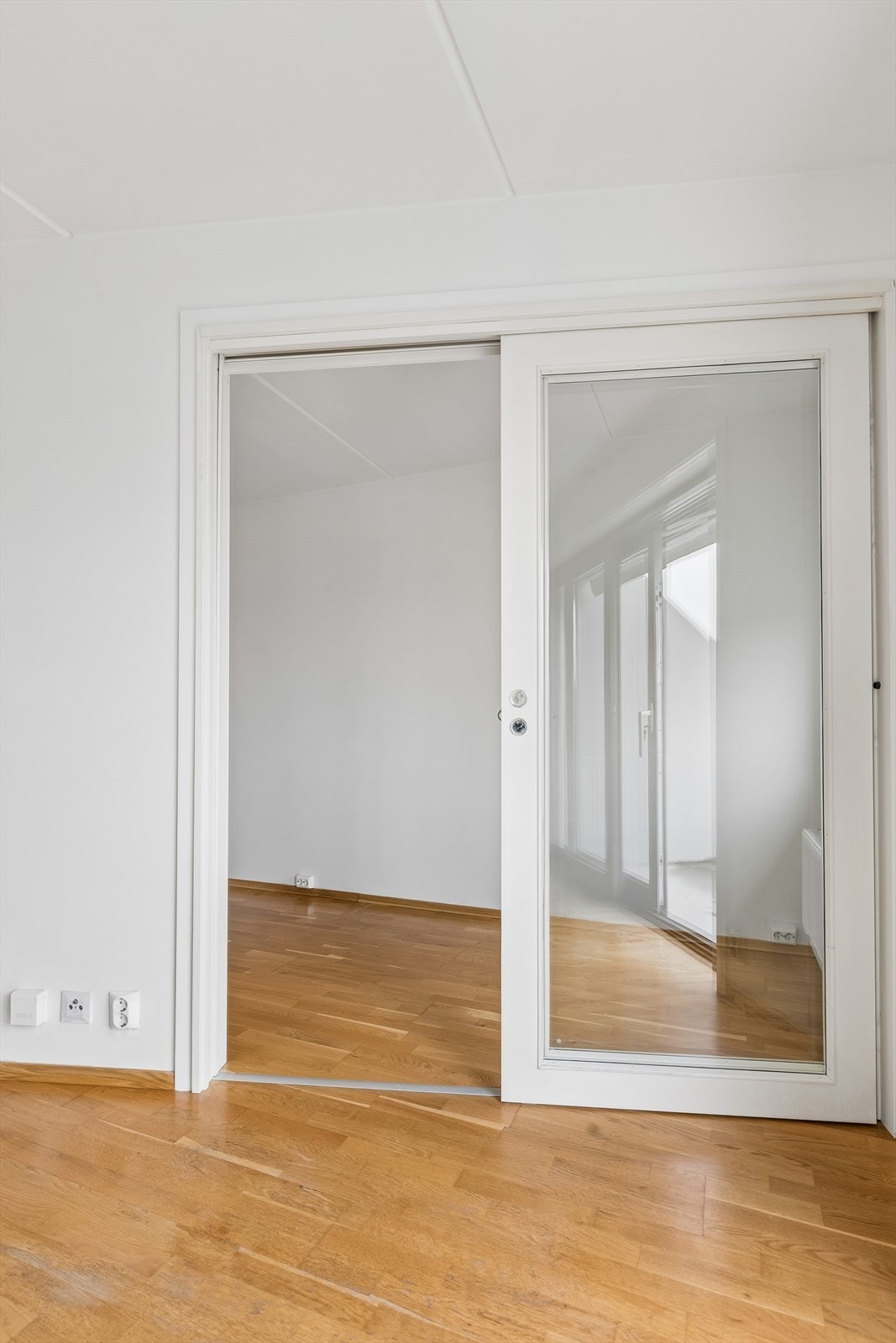 Døren gir en fleksibel og arealeffektiv avgrensning mellom sonene. Galleribilde