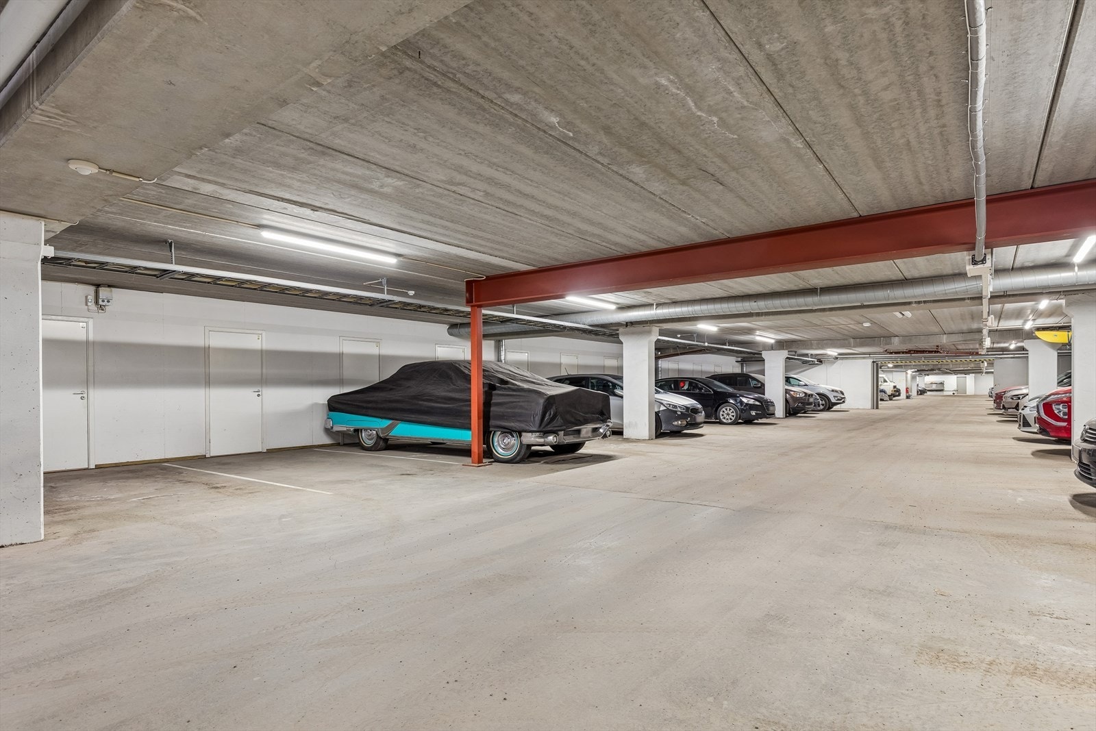 I felles garasjeanlegg ligger også leilighetens eksterne bod på 4 m². Det er mulighet installasjon av elbillader. Galleribilde