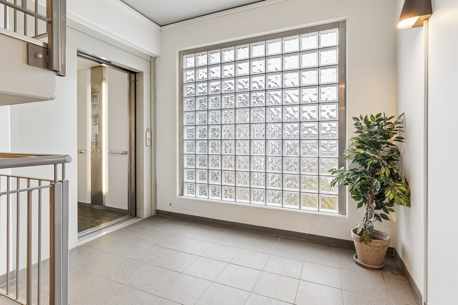 Eiendommen har heis, som gir enkel adkomst til alle etasjer - Være seg takterrassen eller kjelleren med garasjeplass og bod... Galleribilde