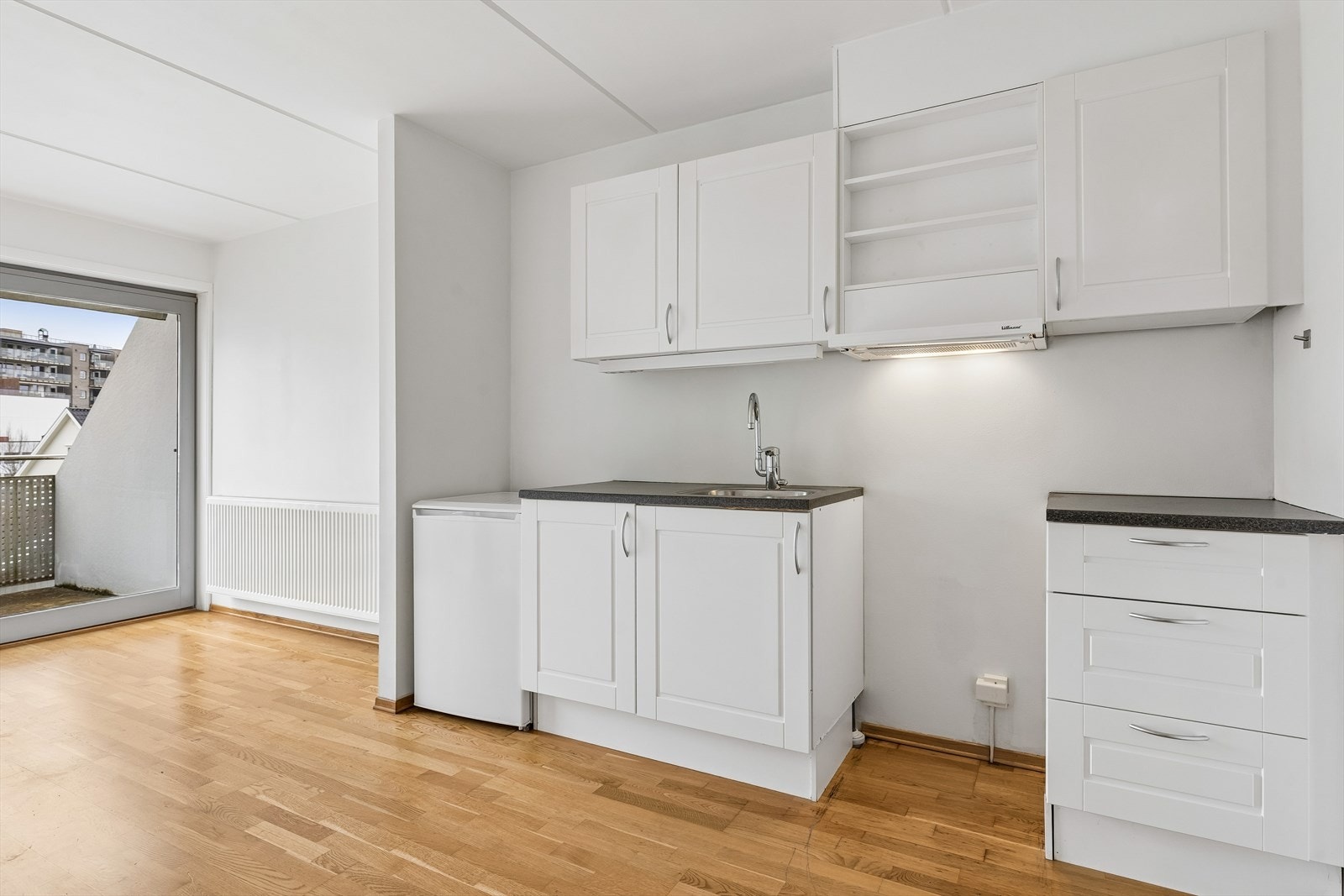 Kjøkkenet er utstyrt med ventilator over kokesonen og en nedfelt oppvaskkum. Galleribilde