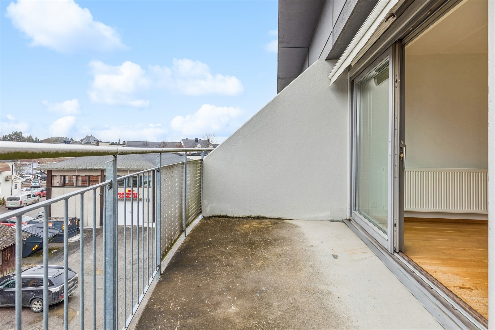 Balkongen har betongdekke, stålrekkverk, samt utelys, stikkontakt og markise. Galleribilde