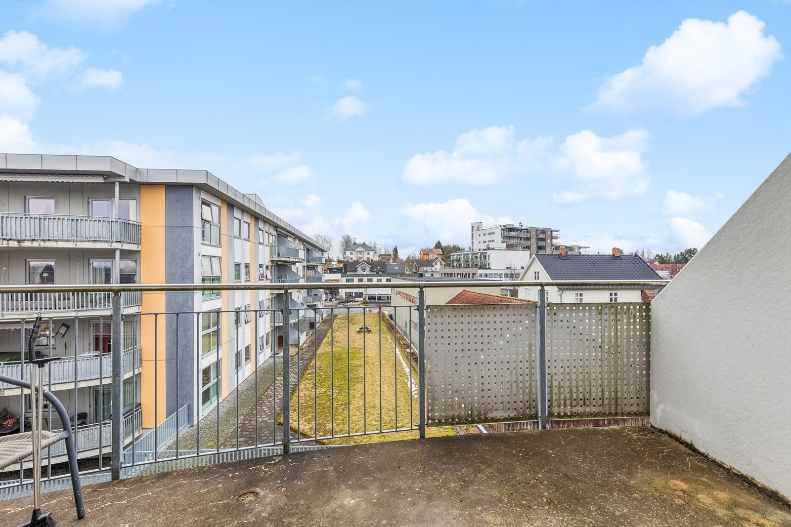 Fra stuen er det utgang til en romslig, sørøstvendt balkong på 8 m². Galleribilde