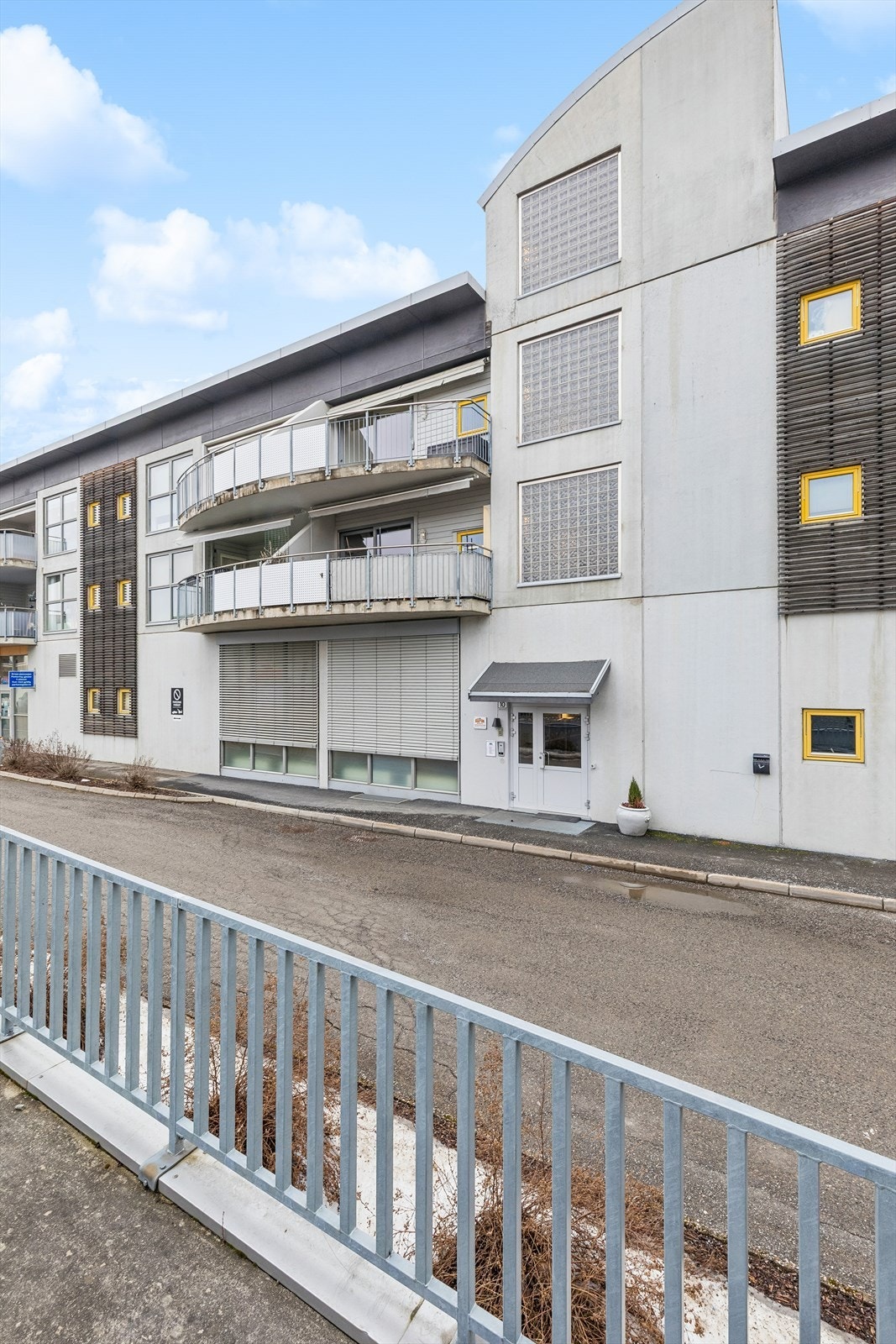 Hovedinngangen leder inn til fellesarealer med trapp og heis. Galleribilde