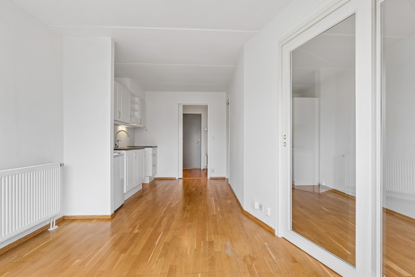 Den åpne løsningen og takhøyden på 2,40 meter gir en god romfølelse. Galleribilde