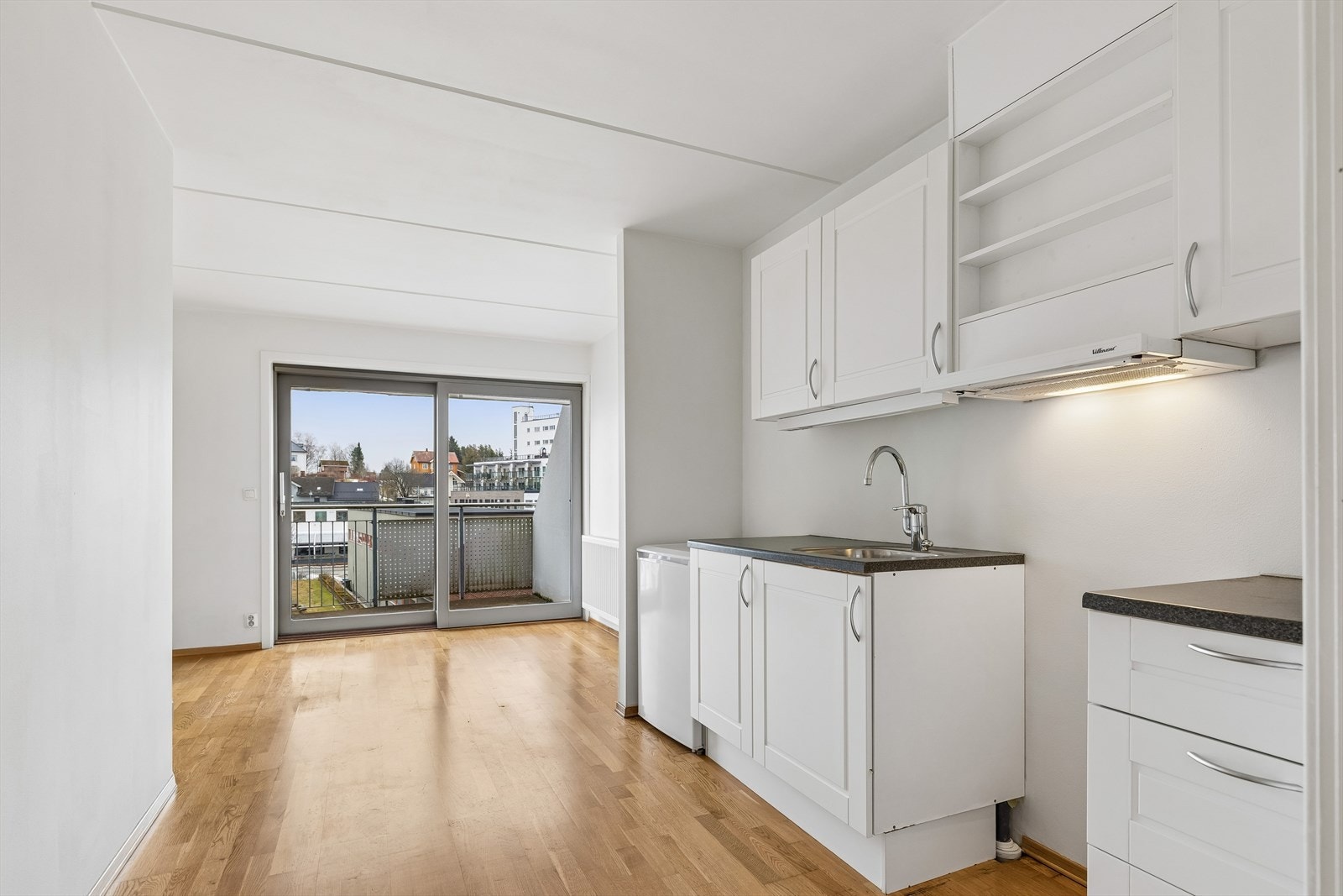 Leiligheten har en åpen og sosial planløsning mellom stue og kjøkken, med gjennomgående parkettgulv. Galleribilde