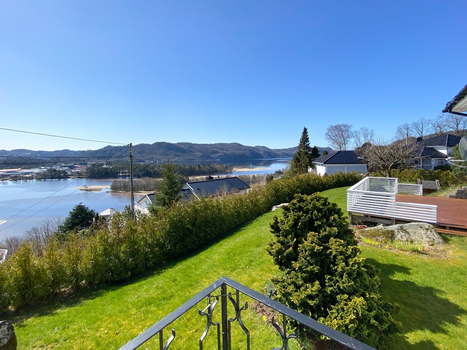 Vid utsikt som spenner seg fra øst til vest. Galleribilde