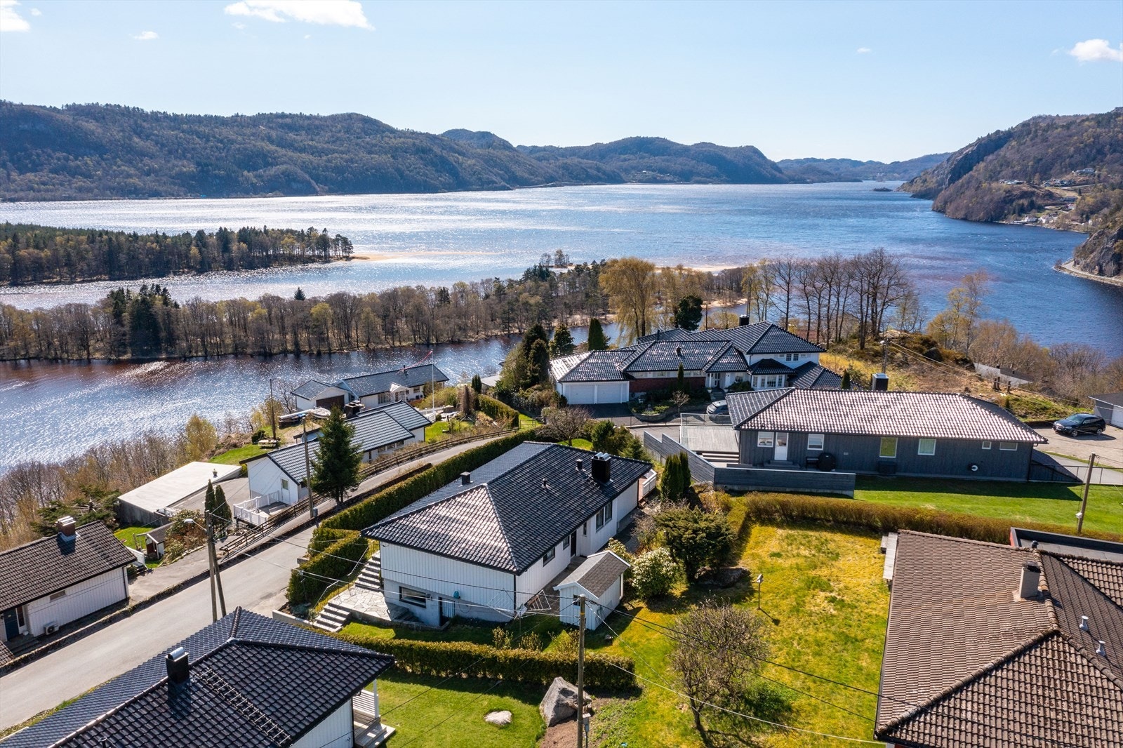 Boligen ligger fint til på Hobden på en høyde med en pent opparbeidet hage. Galleribilde