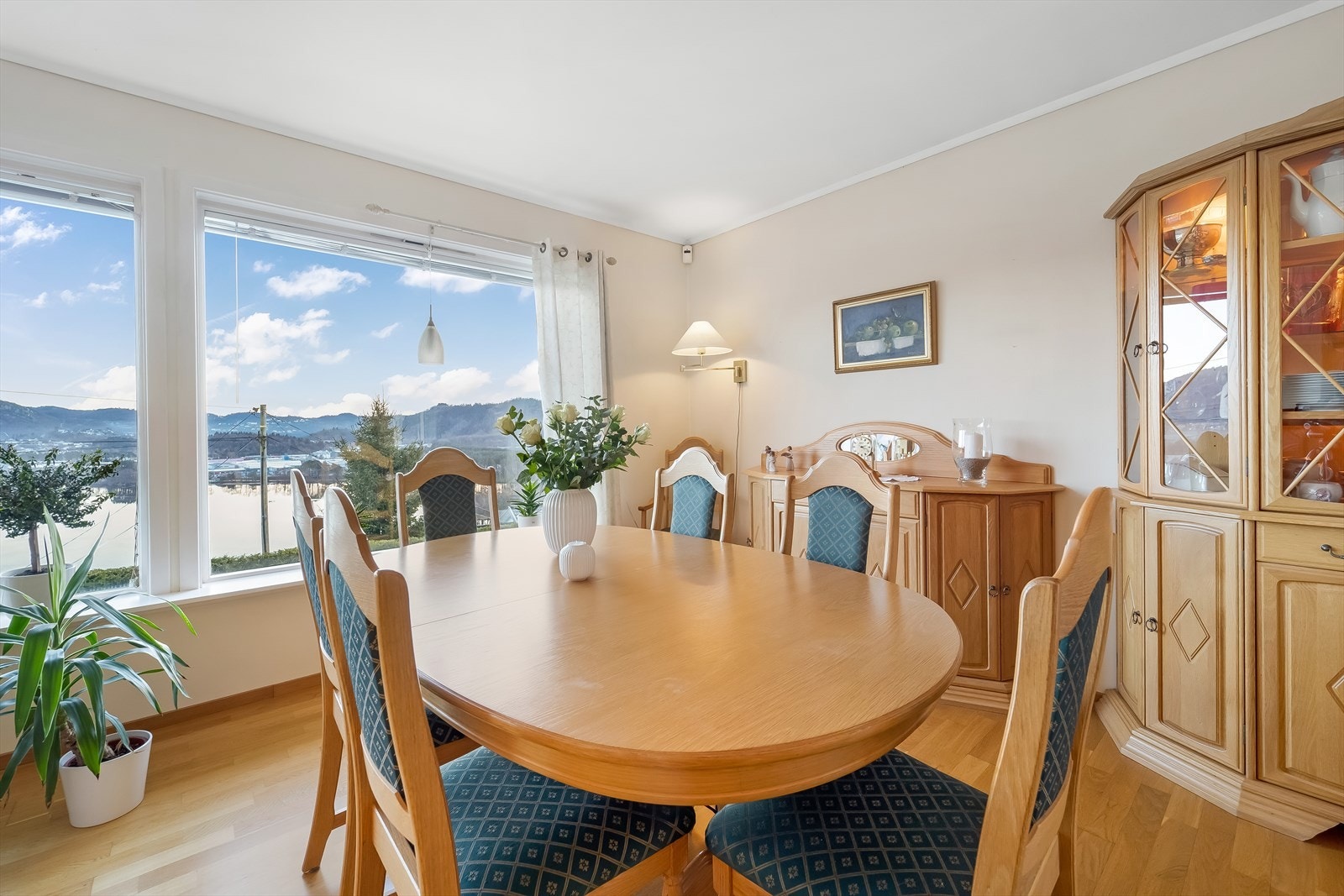 Nyt et bedre måltid i godt selskap og la utsikten sette en fin ramme. Galleribilde