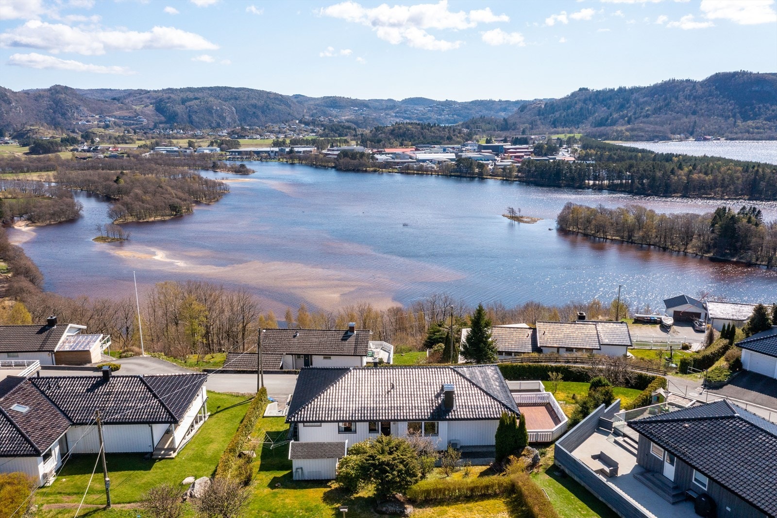 Eiendommen ligger i et veletablert boligfelt på solrik utsiktstomt. Galleribilde