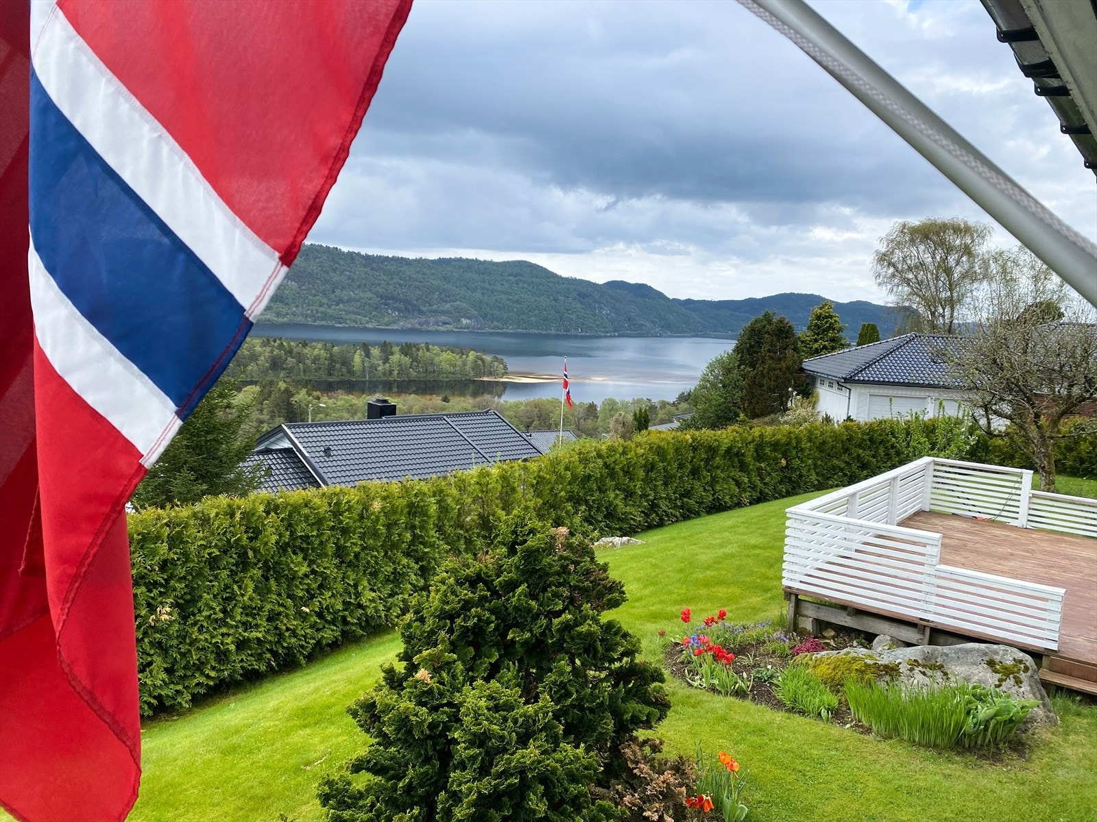 Fra eiendommen kan man nyte den flotte utsikten fra flere hold. Galleribilde