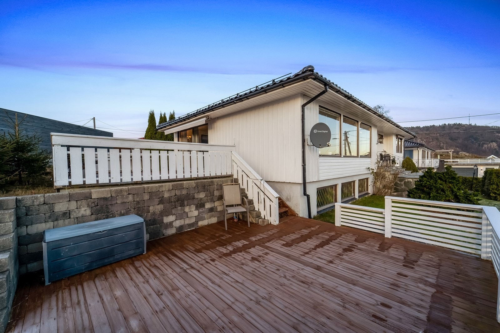 Store terrasser mot vest hvor sola kan nytes store deler av dagen. Galleribilde