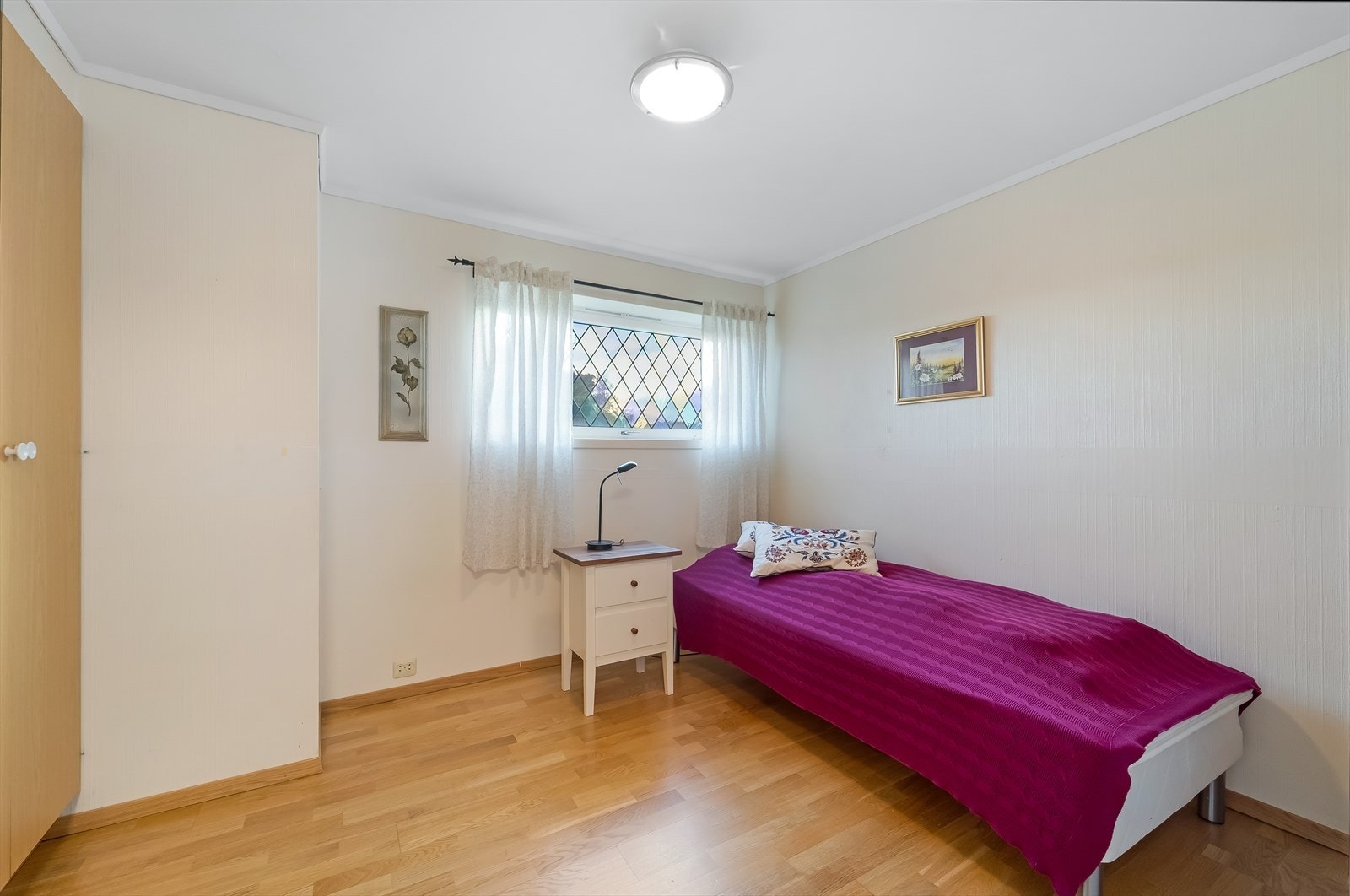 Soverom nr. 3 ligger i underetasjen. Her er det satt inn nytt vindu uten blyglass. Galleribilde