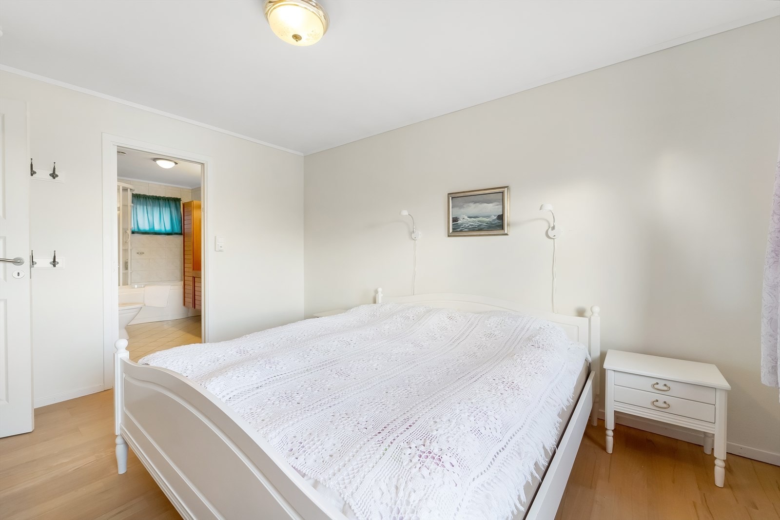 Fra hovedsoverommet går det dør direkte inn på badet. Begge soverommene i hovedetasjen har adkomst til badet. Galleribilde