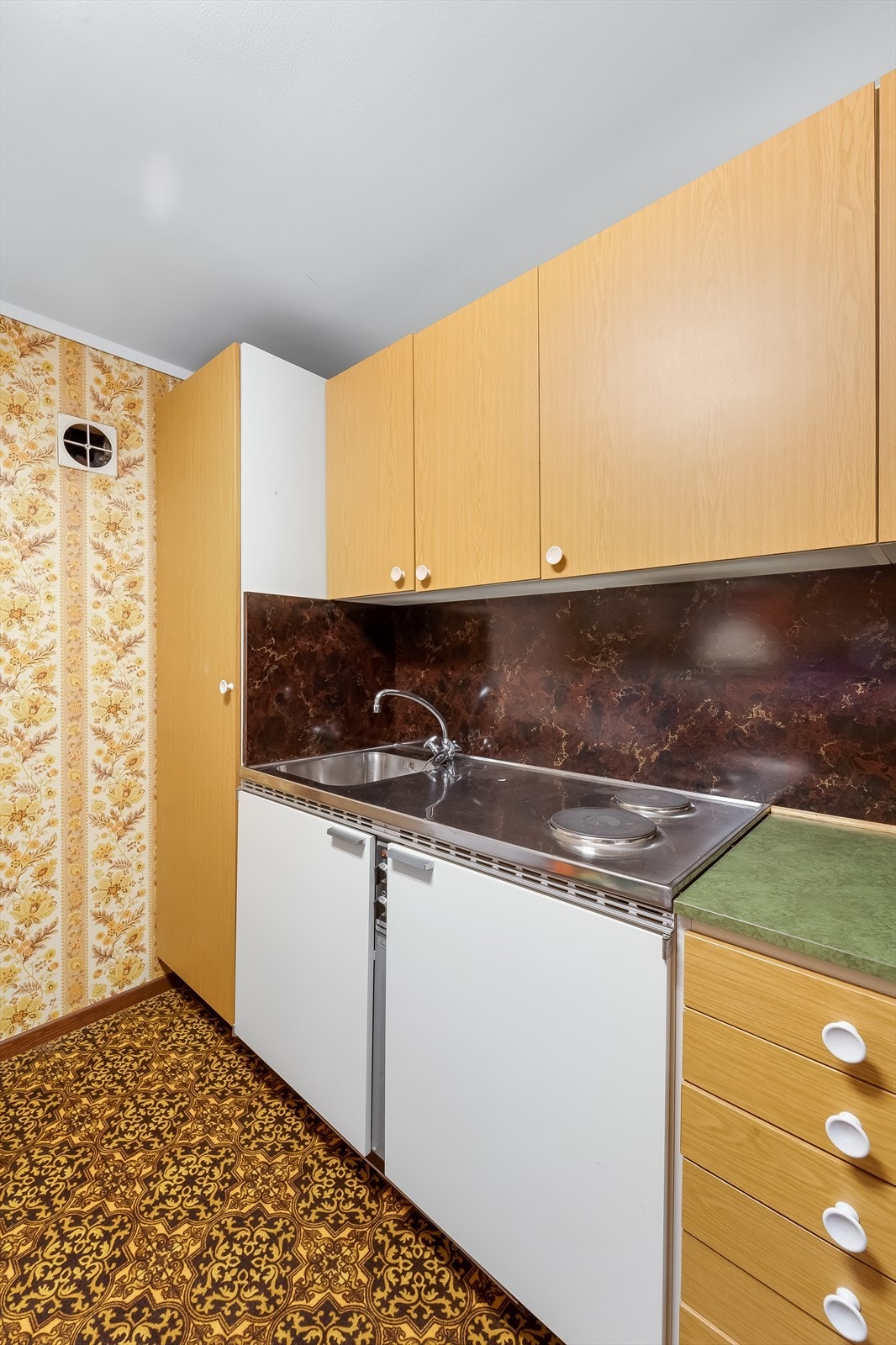 I underetasjen er det et lite tekjøkken med integrert kjøleskap. Galleribilde