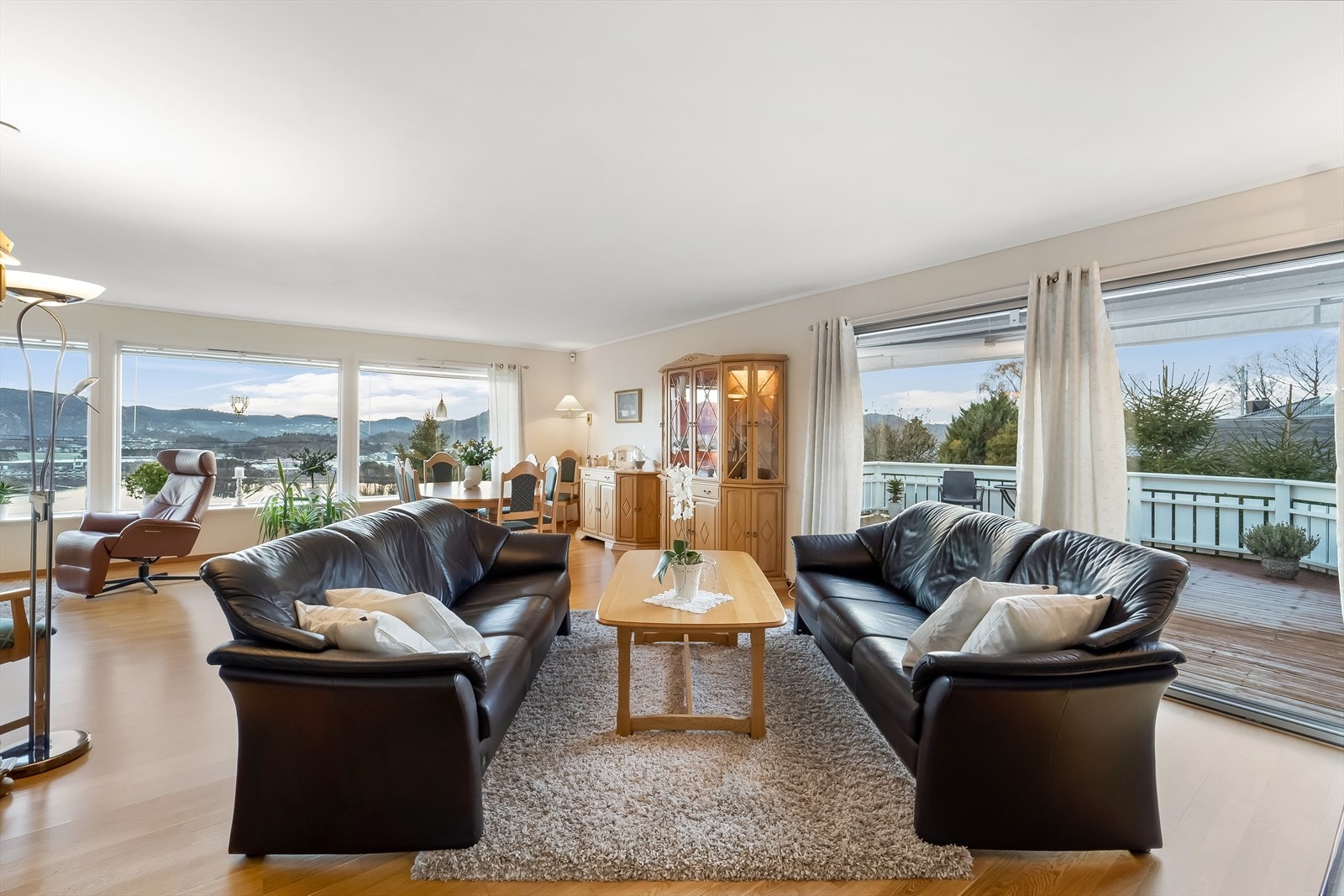 Fra stua er det utgang til en meget solrik terrasse. Galleribilde