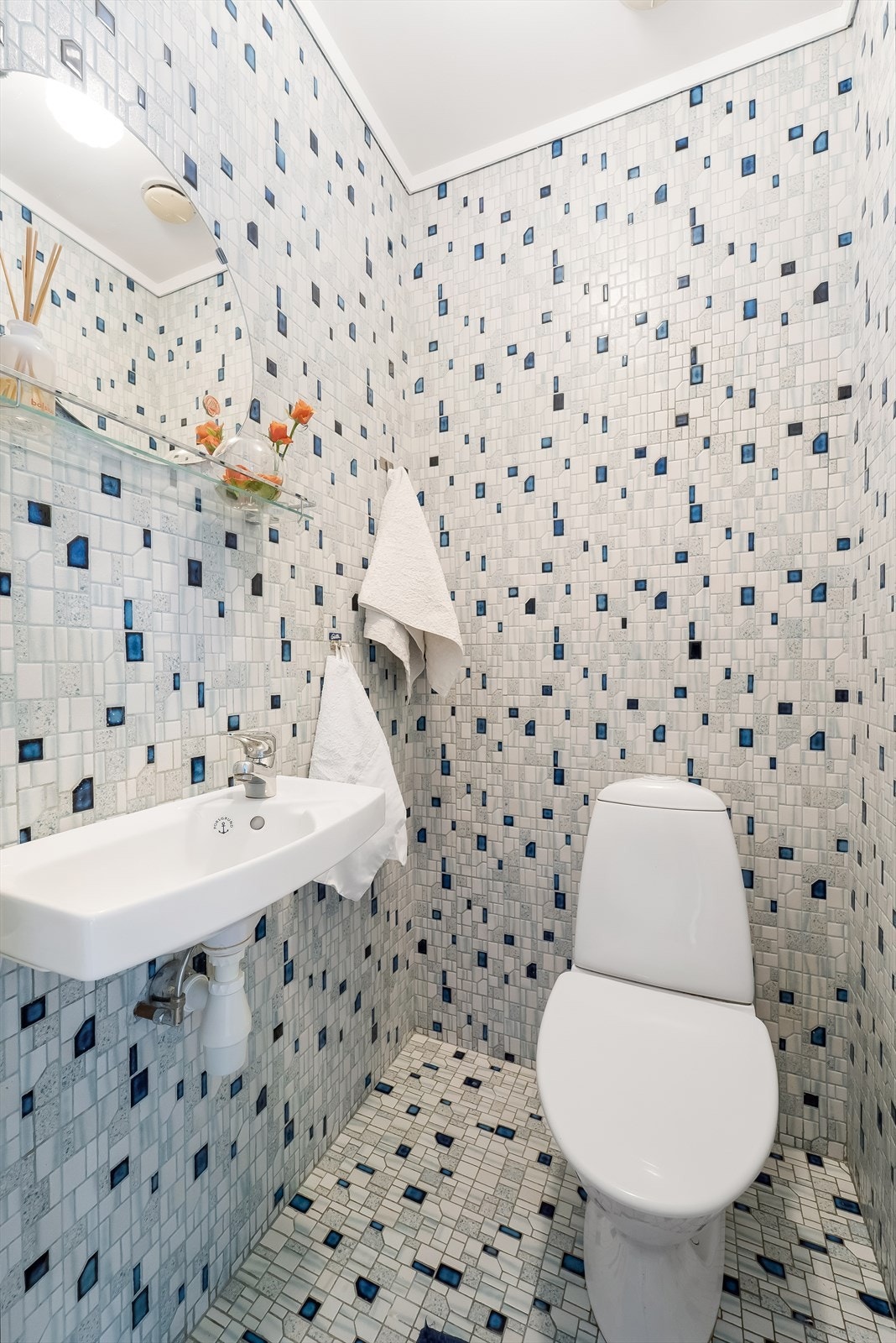 Praktisk toalettrom i hovedetasjen ved inngangspartiet. Galleribilde