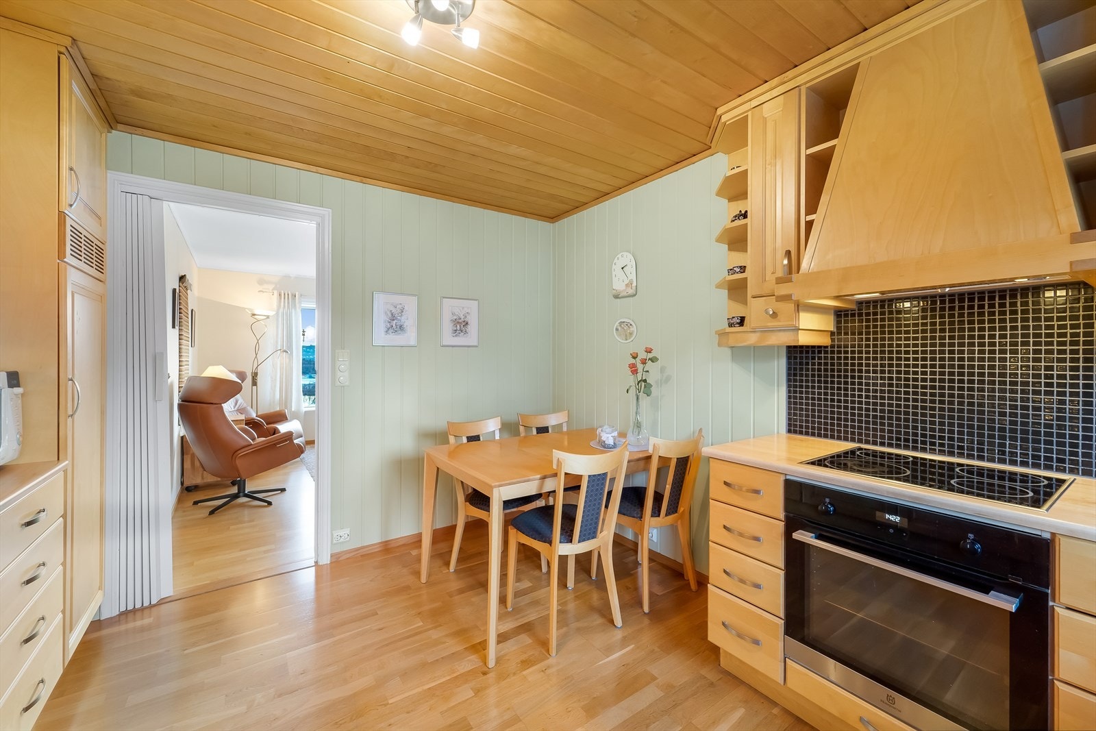 Lett adkomst mellom stue og kjøkken. Foldedør inn til kjøkkenet. Galleribilde