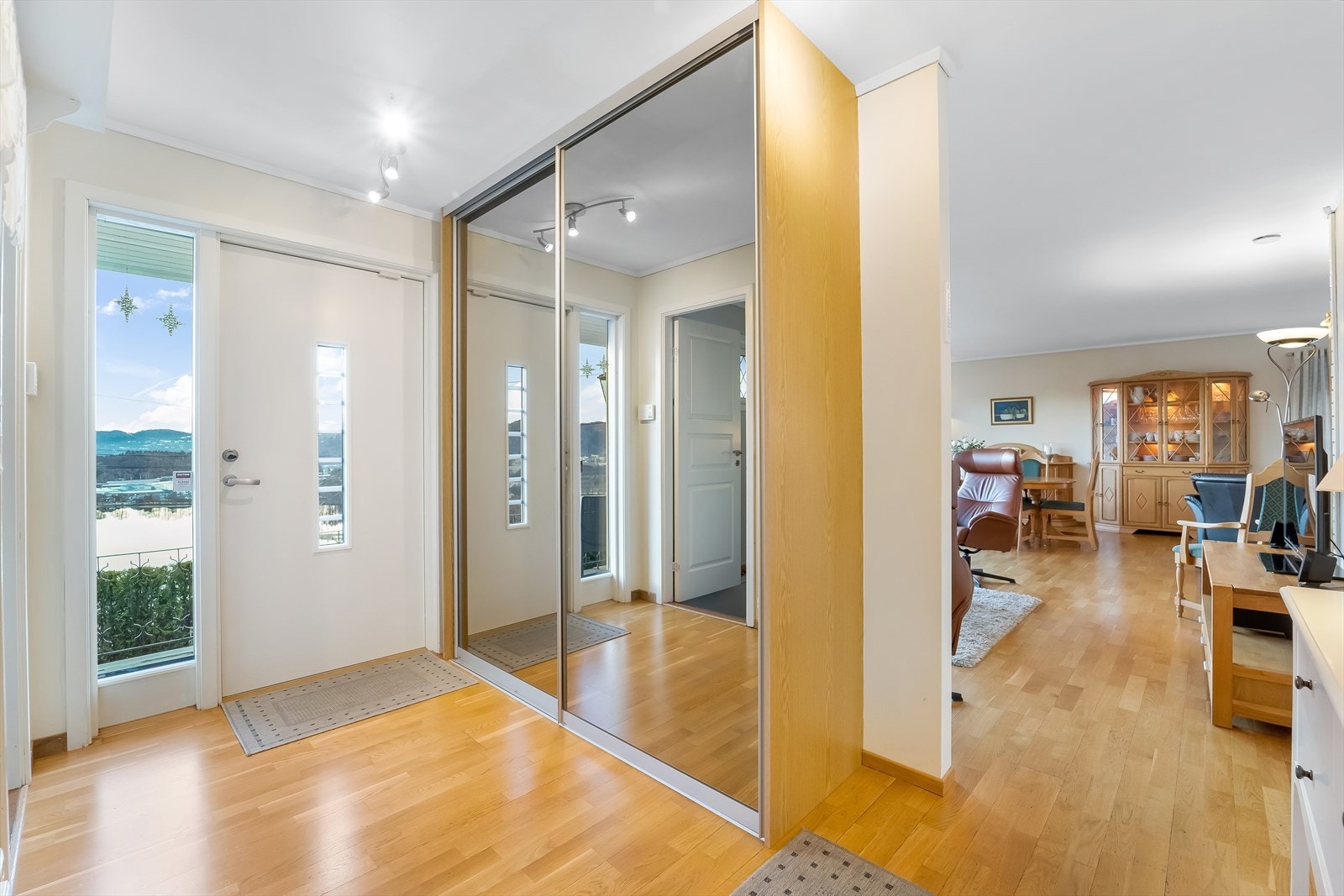 Velkommen inn i en lys entré med skyvedørsgarderobe for avkledning. Galleribilde