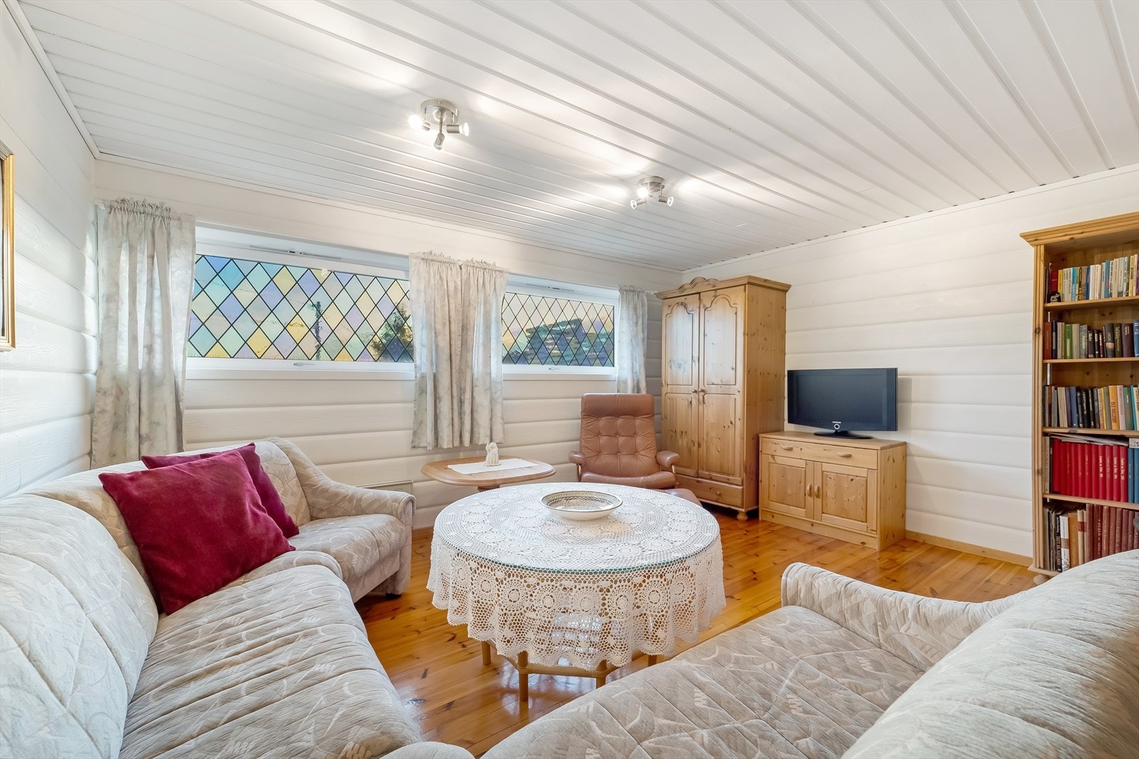 Kjellerstuen er et yndet rom for mange, da bruksmulighetene er mange. Vinduene er i dag skiftet til nye uten blyglass. Galleribilde