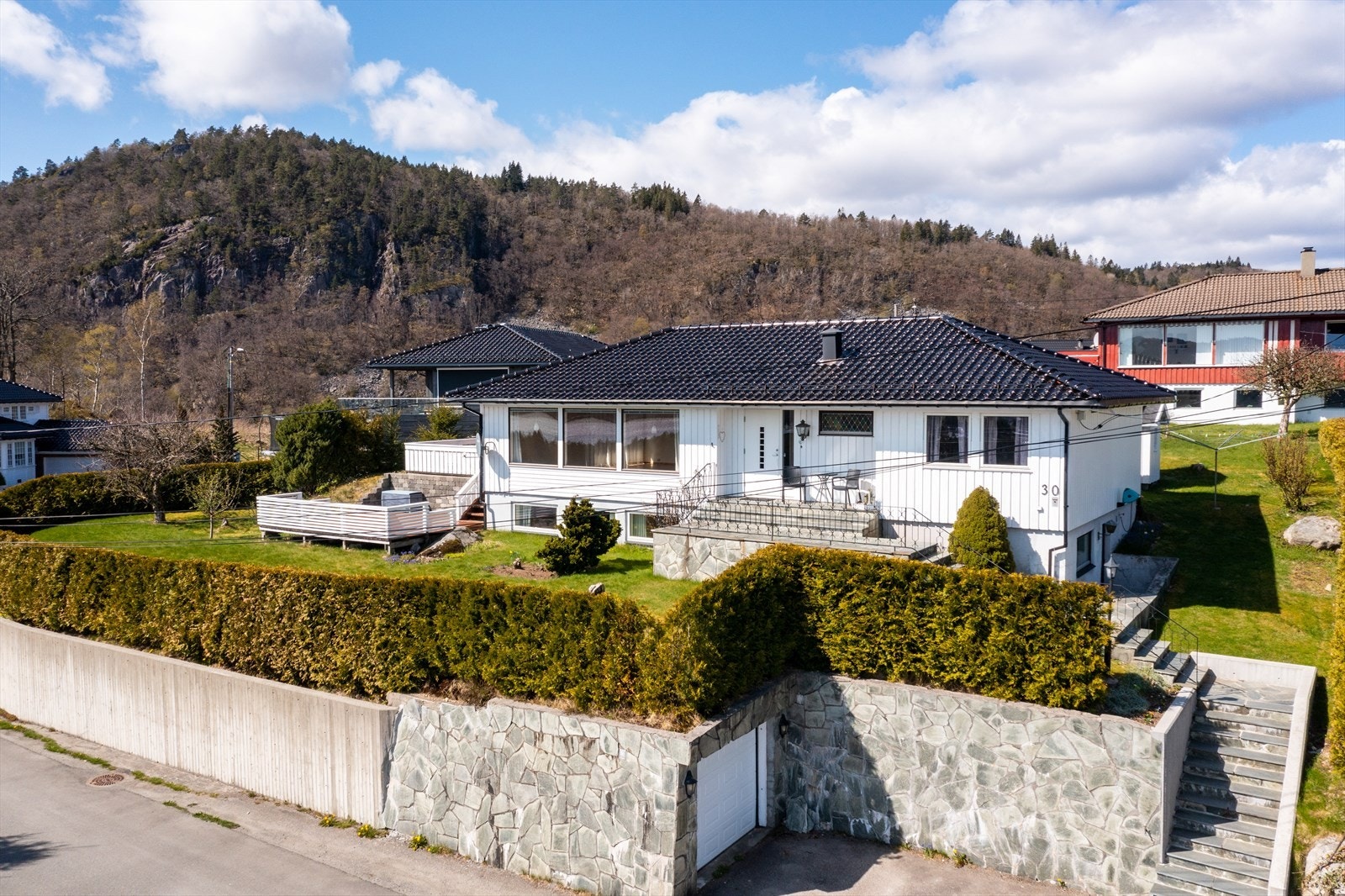 Eiendomsmegler MNEF Anita Cecilie Gabrielsen ønsker velkommen til Hobdenveien 30! Galleribilde
