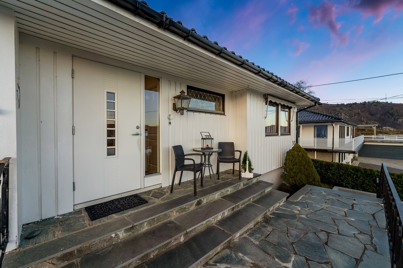 På morgenen kan man nyte morgenkaffen i sola her. Galleribilde