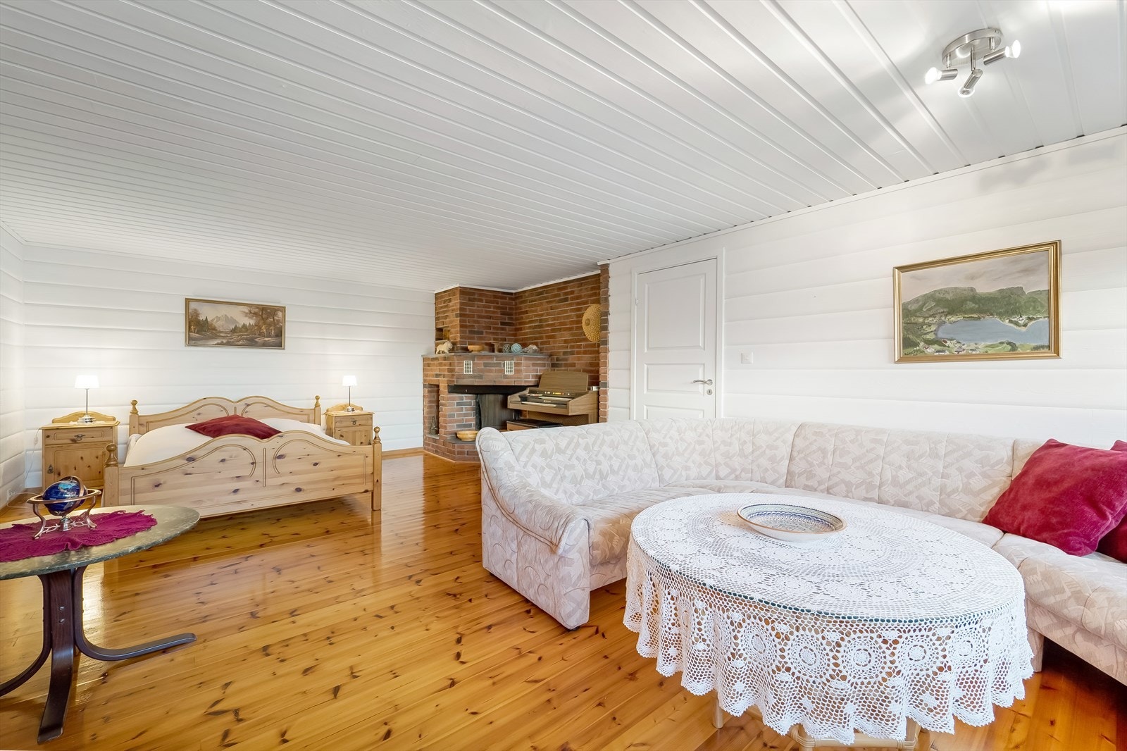 Trivelig kjellerstue med flere bruksmuligheter. Åpen peis har ikke vært i bruk på flere år. Galleribilde