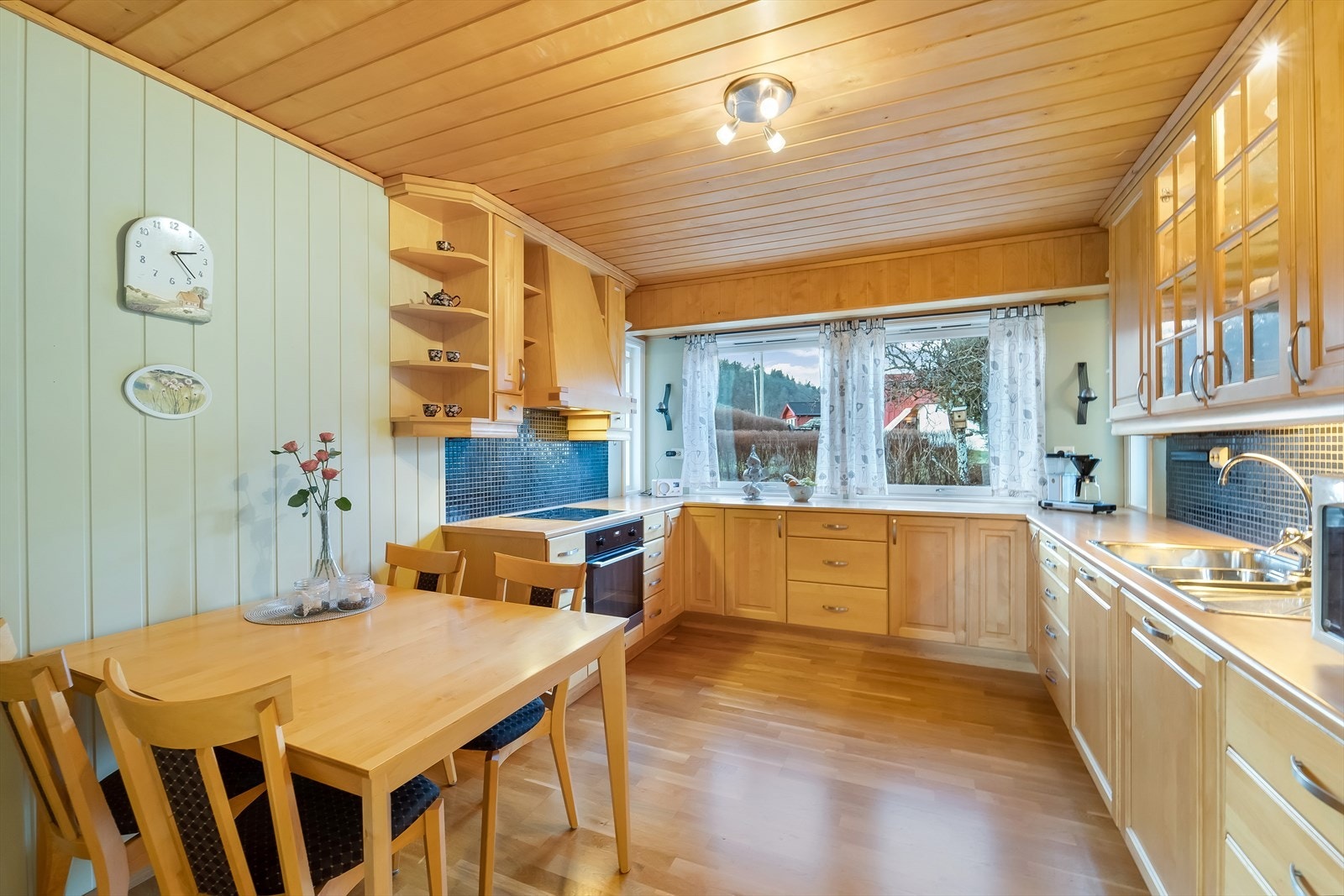 Trivelig kjøkken med Hamran-innredning. Kjøkkenet er godt utstyrt og gir rom for en god arbeidsplass. Galleribilde