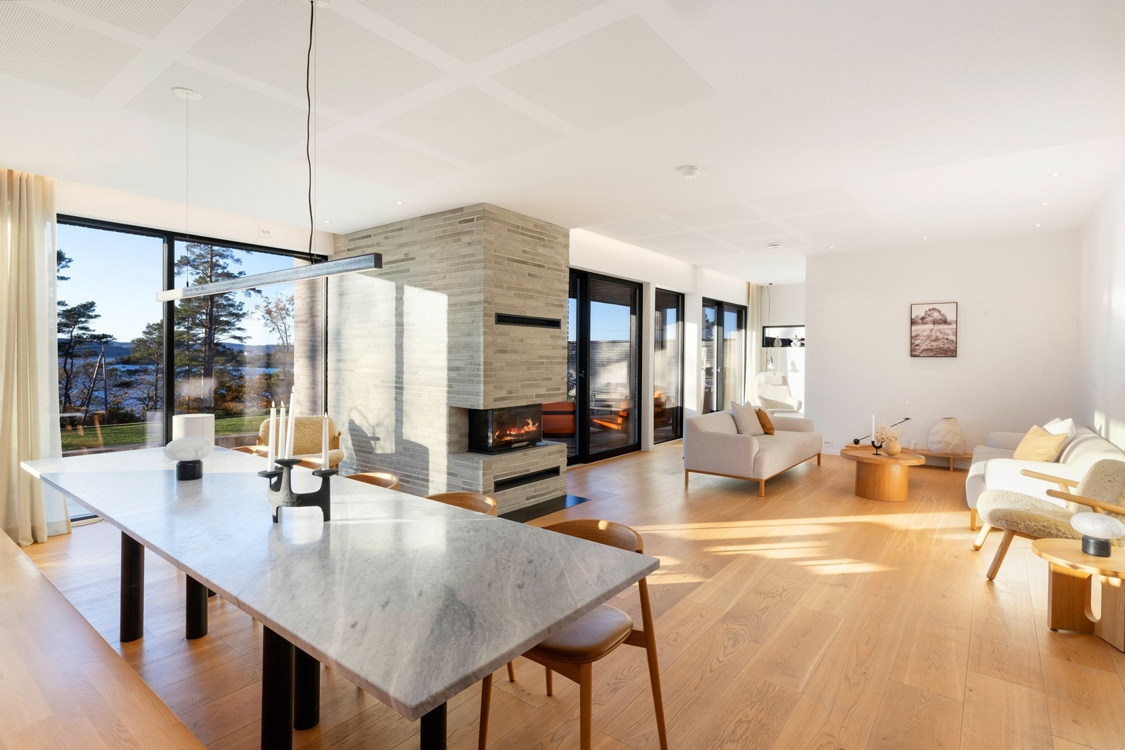 Koselig peisovn mellom kjøkken og lounge del i stue. Galleribilde