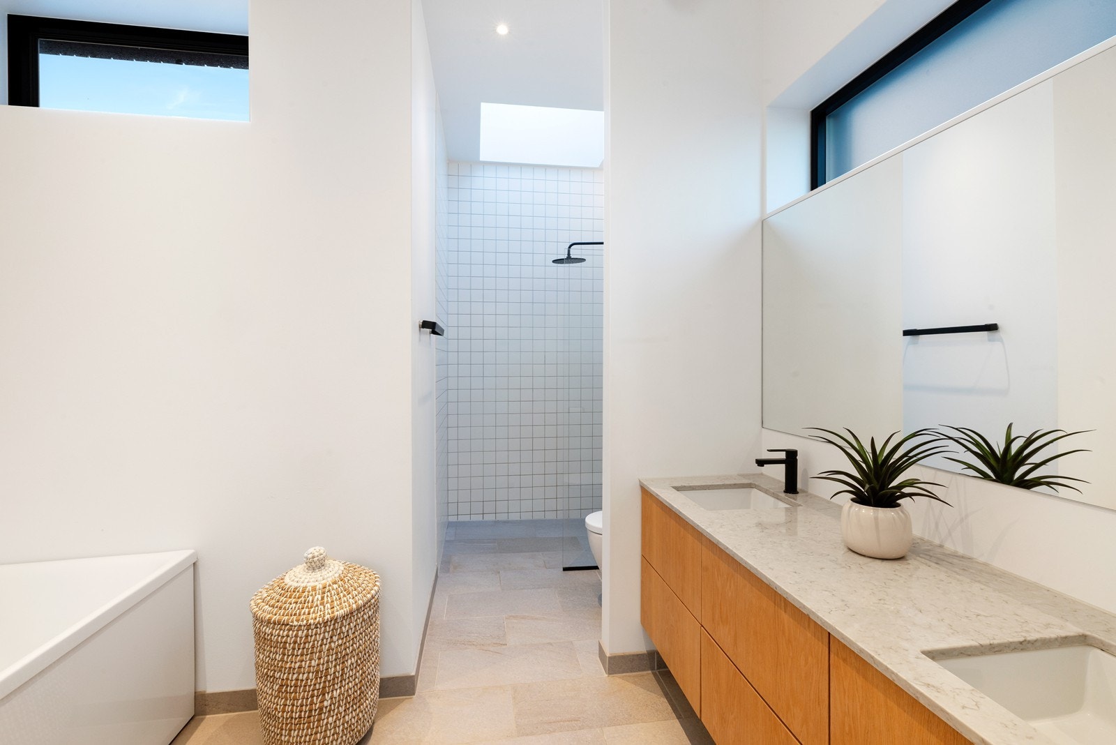 Flott bad med raus takhøyde med vindu over dusj. Badet har dusj, vegghengt toalett, badekar og dobbel servant med underskuffer. Galleribilde