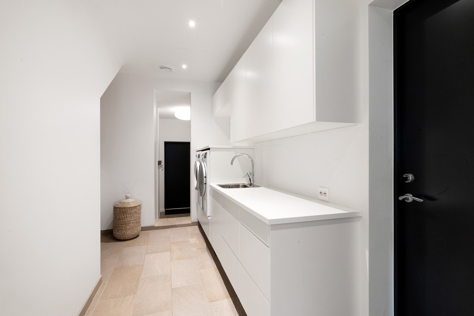 Vaskerom men inngang til garasje m bod samt egen inngang hvor man kommer rett inn i romslig garderobe Galleribilde