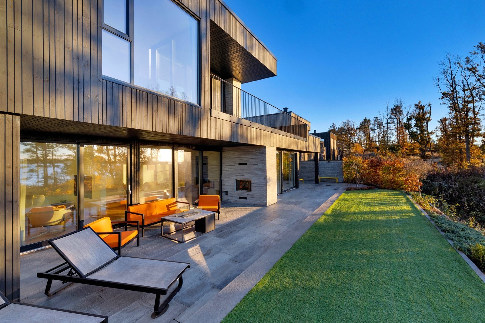 Påkostet, eksklusiv teglstein rammer lekkert inn uteområde samt utepeis og innepeis Galleribilde