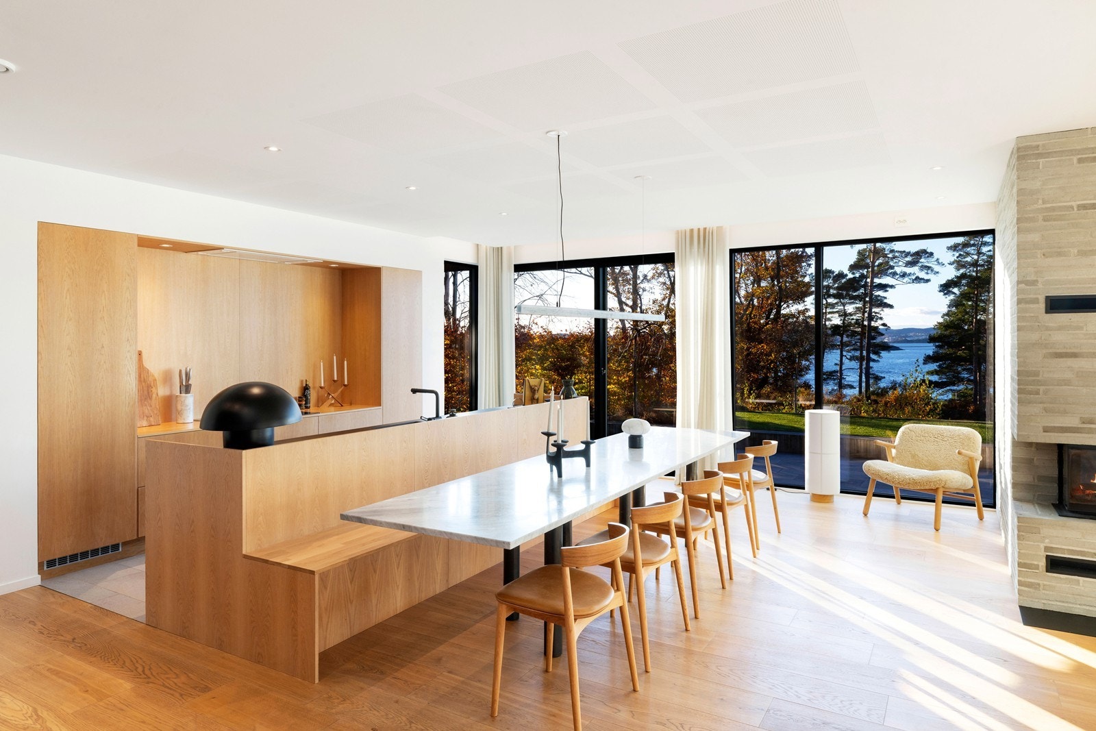 Lekker, påkostet enebolig, beliggende helt i front med en fantastisk sjøutsikt og meget gode solforhold. Galleribilde