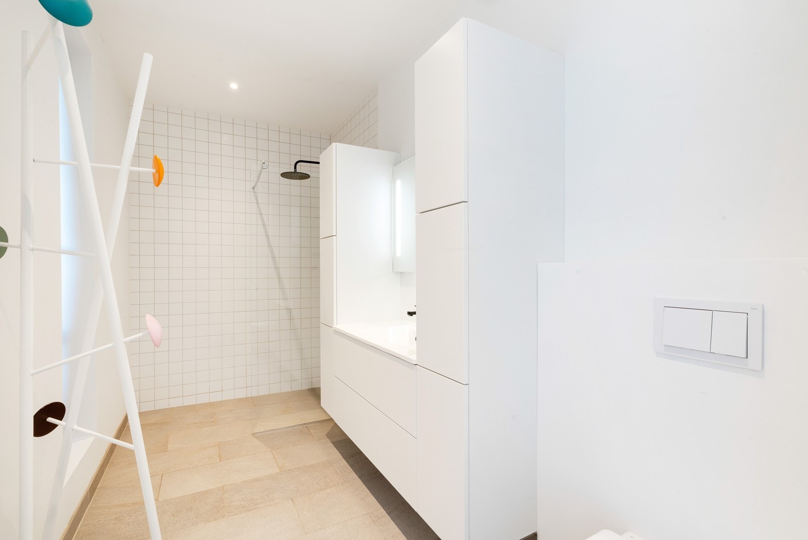 Flislagt bad i 2. etg. med dusjhjørne, vegghengt toalett og servant med innredning. Galleribilde