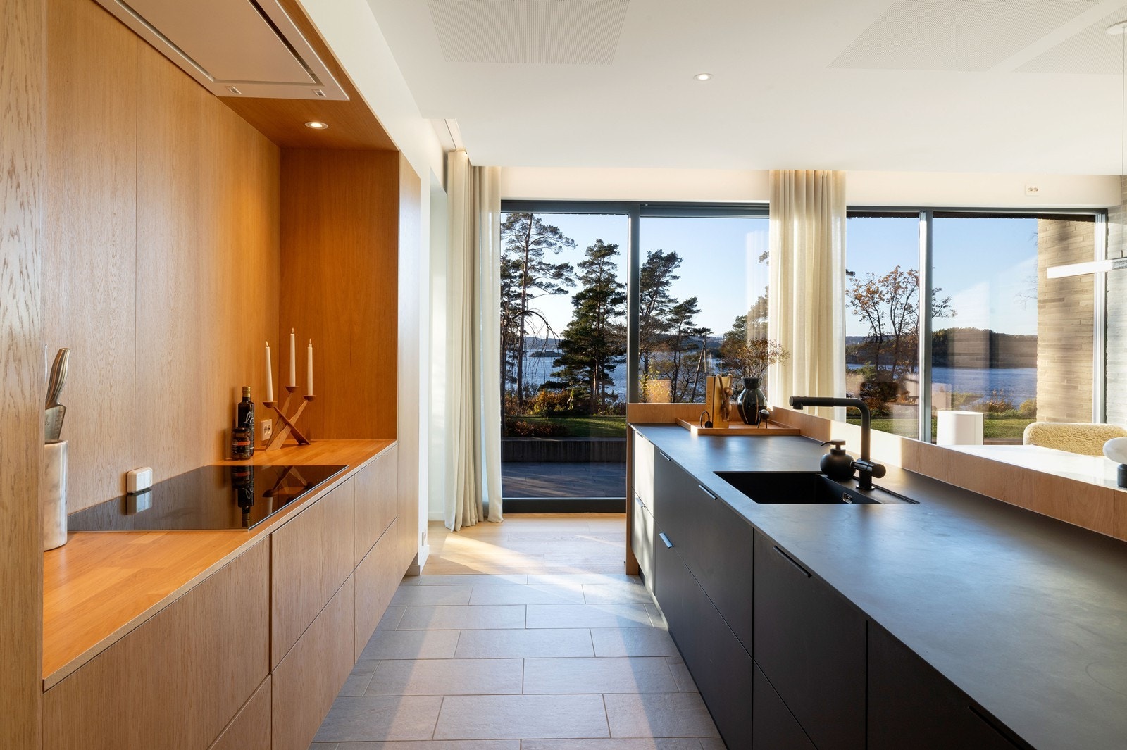 Rikelig med vindusflater i hele huset som gir godt med lys samt en nydelig utsikt mot sjøen. Galleribilde