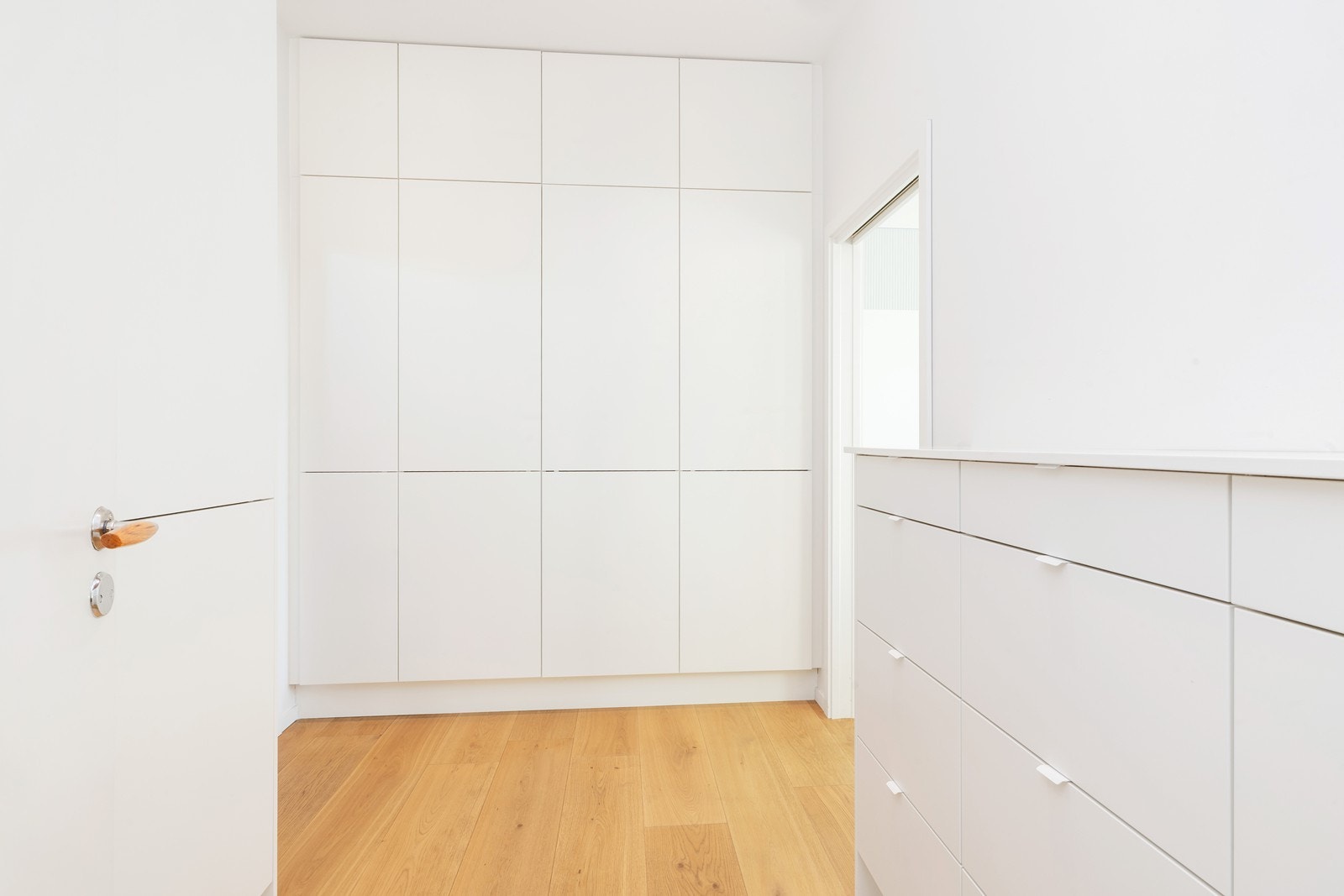 Rikelig med skap og oppbevaringsplass til klær. Galleribilde