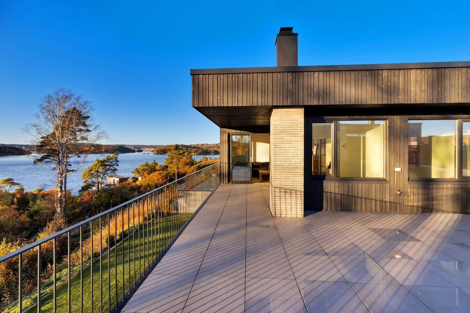 Meget solrik takterrasse med fantastisk utsikt. Galleribilde