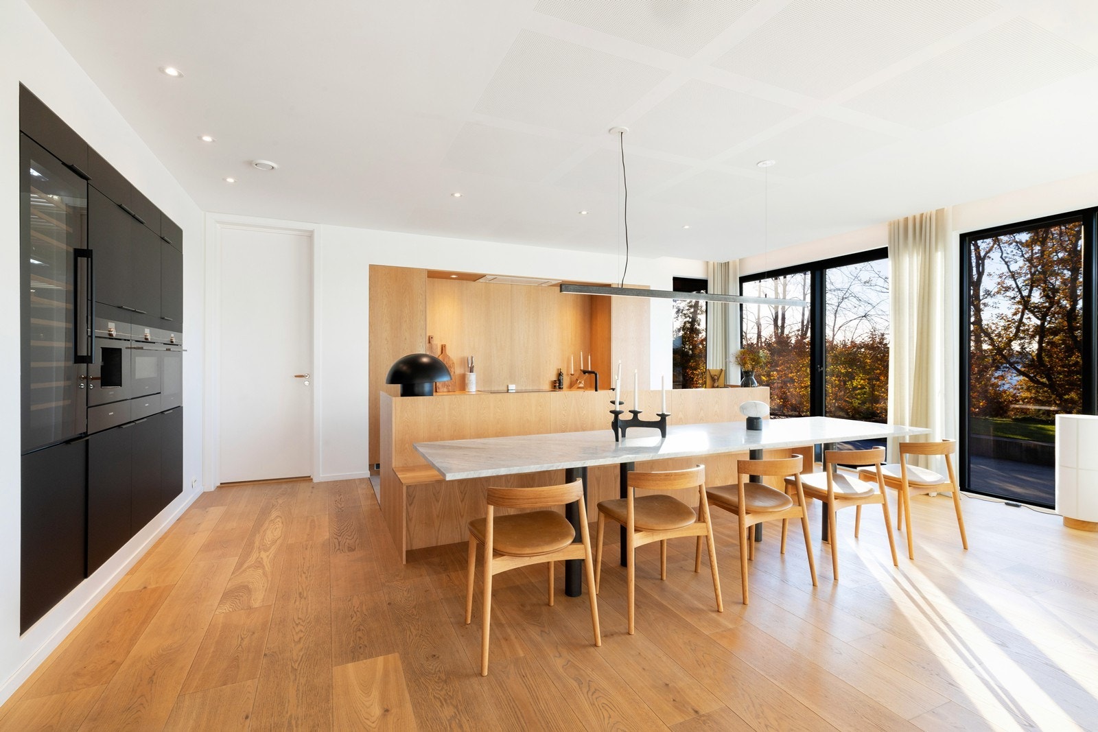 Flott spesiallaget kjøkken av møbelsnekker. Galleribilde