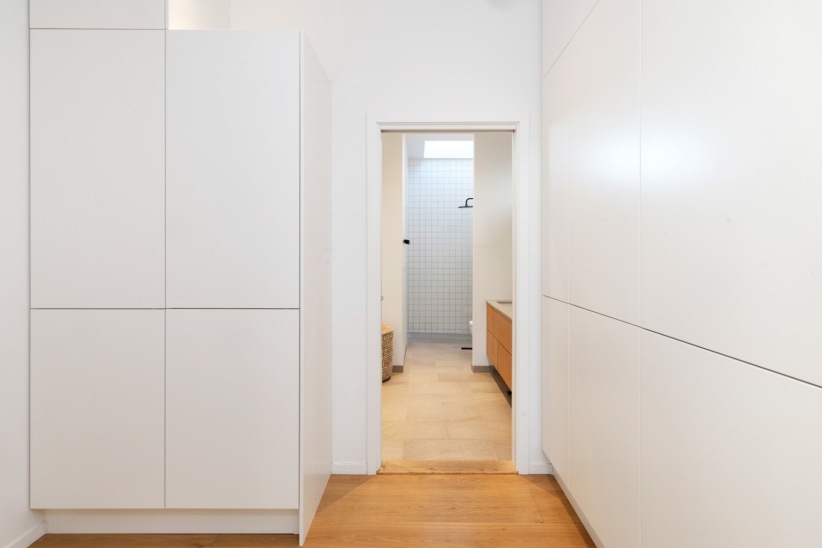 Plassbygget garderobe mellom bad og hovedsoverom. Galleribilde