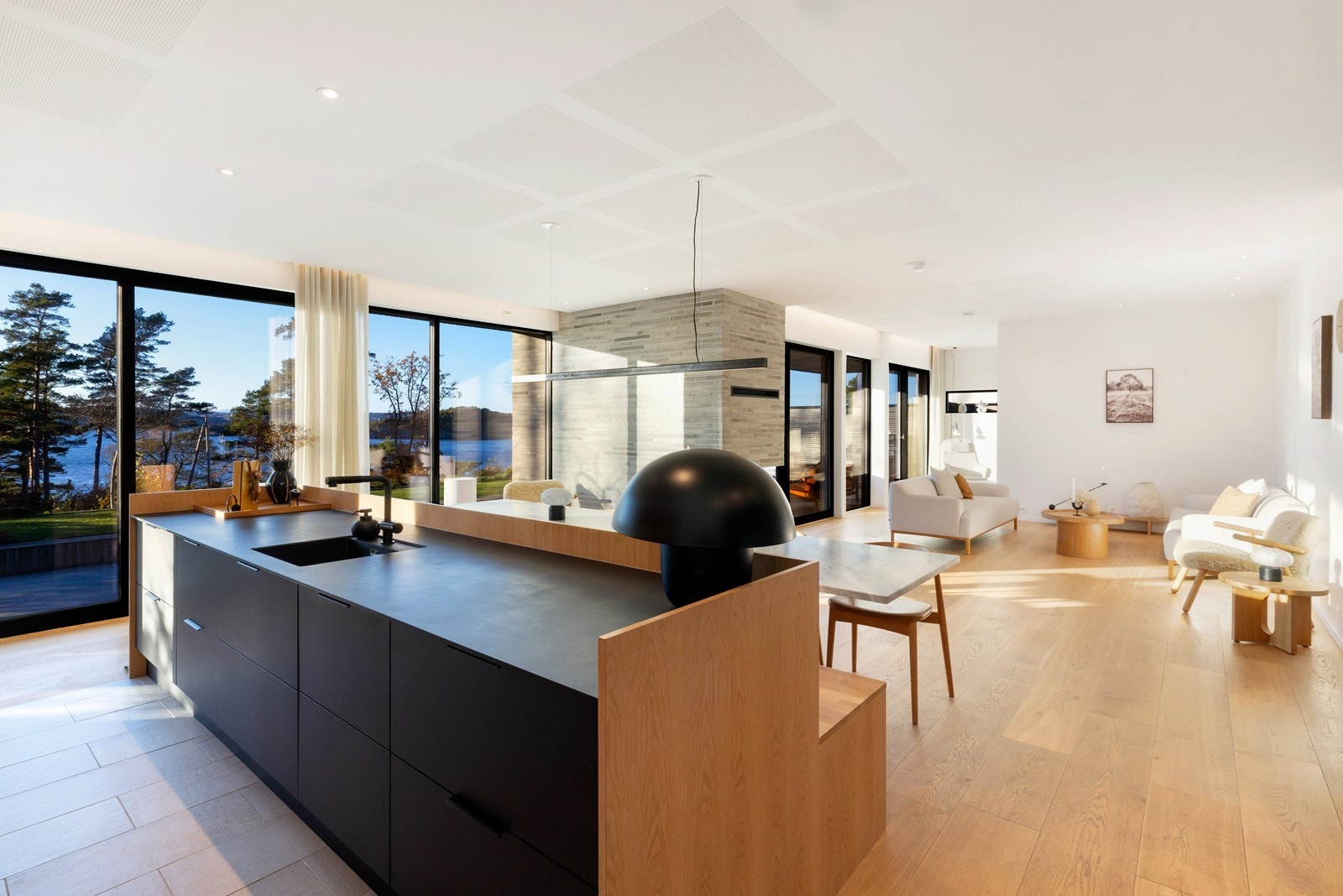 Kjøkken er åpen mot stuen. Galleribilde