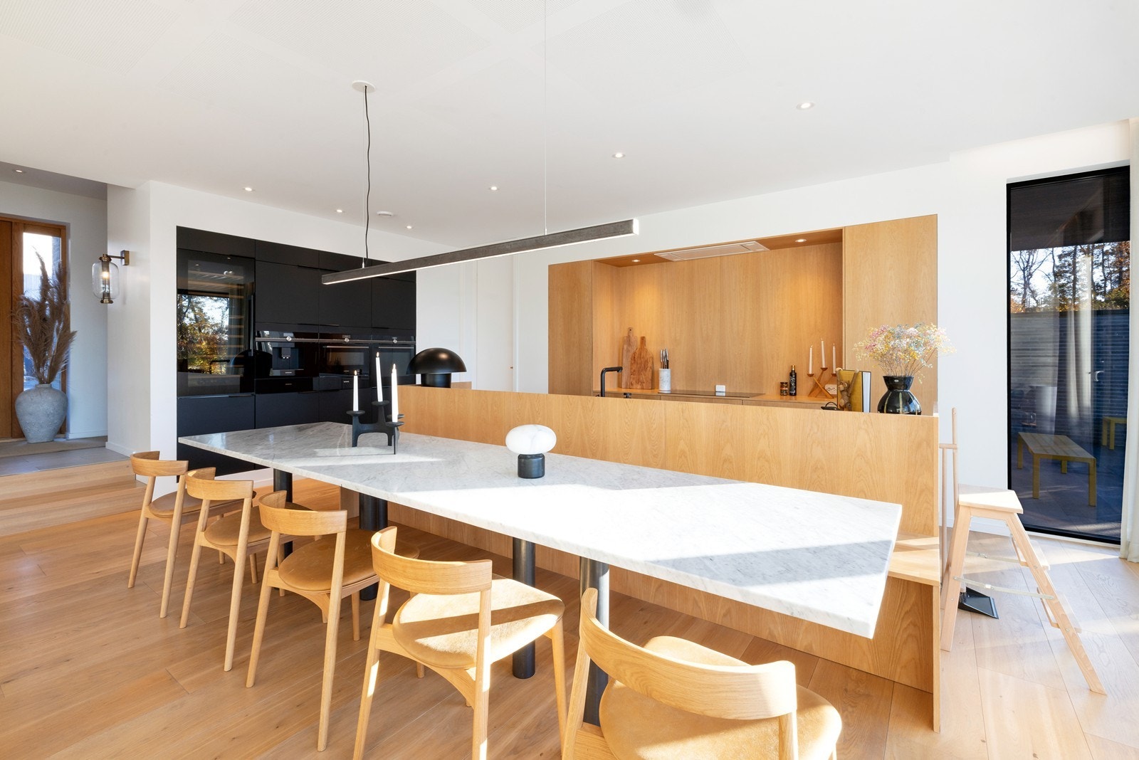 I forlengelse av kjøkken er det spisebord og benk med god plass til hele familien. Galleribilde