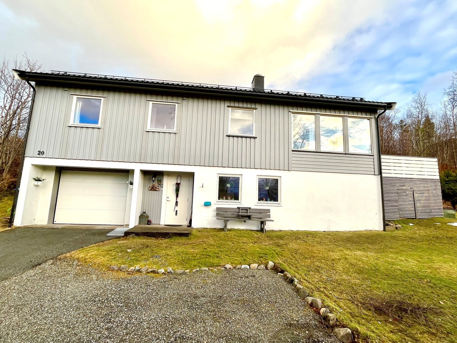 Parkering på oppstillingsplass på egen tomt og garasje. Galleribilde