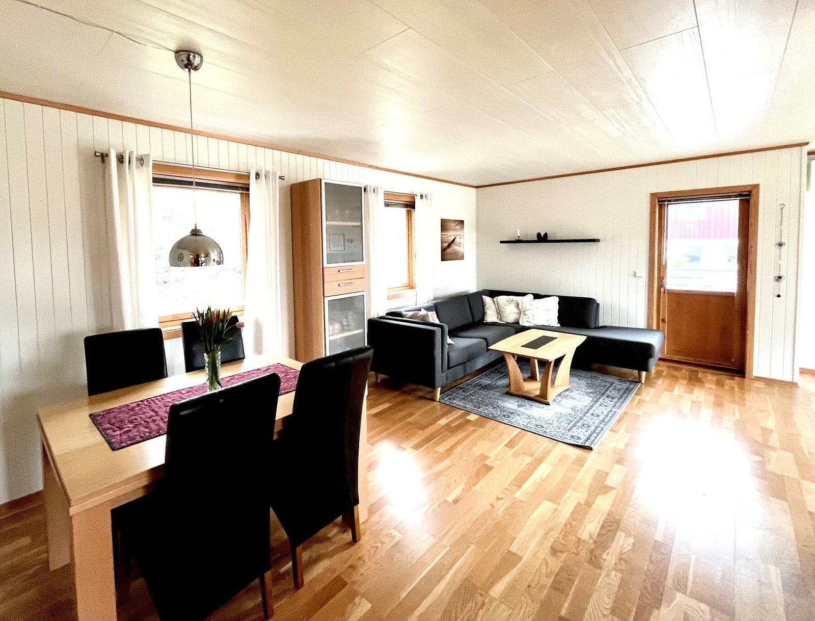 Fra stuen er det utgang til balkong. Galleribilde