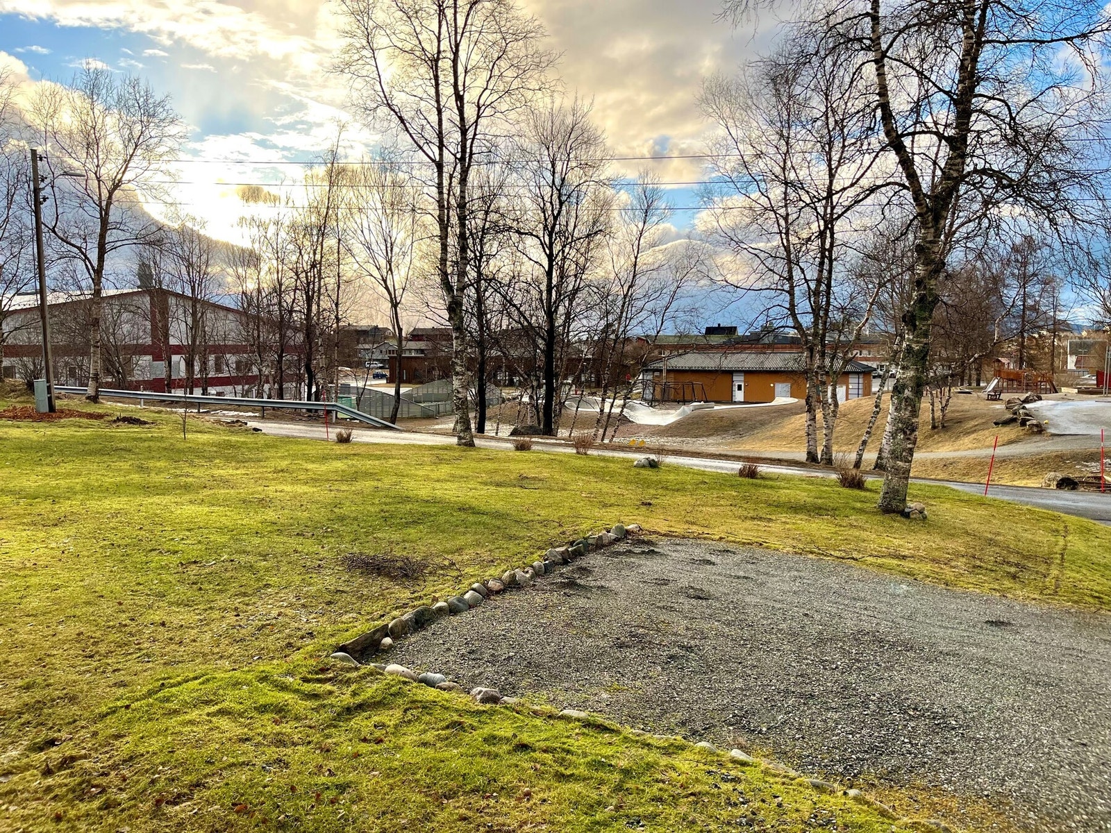 Eiendommen har en sentral beliggenhet på Inndyr, med umiddelbar nærhet til skole og barnehage. Galleribilde